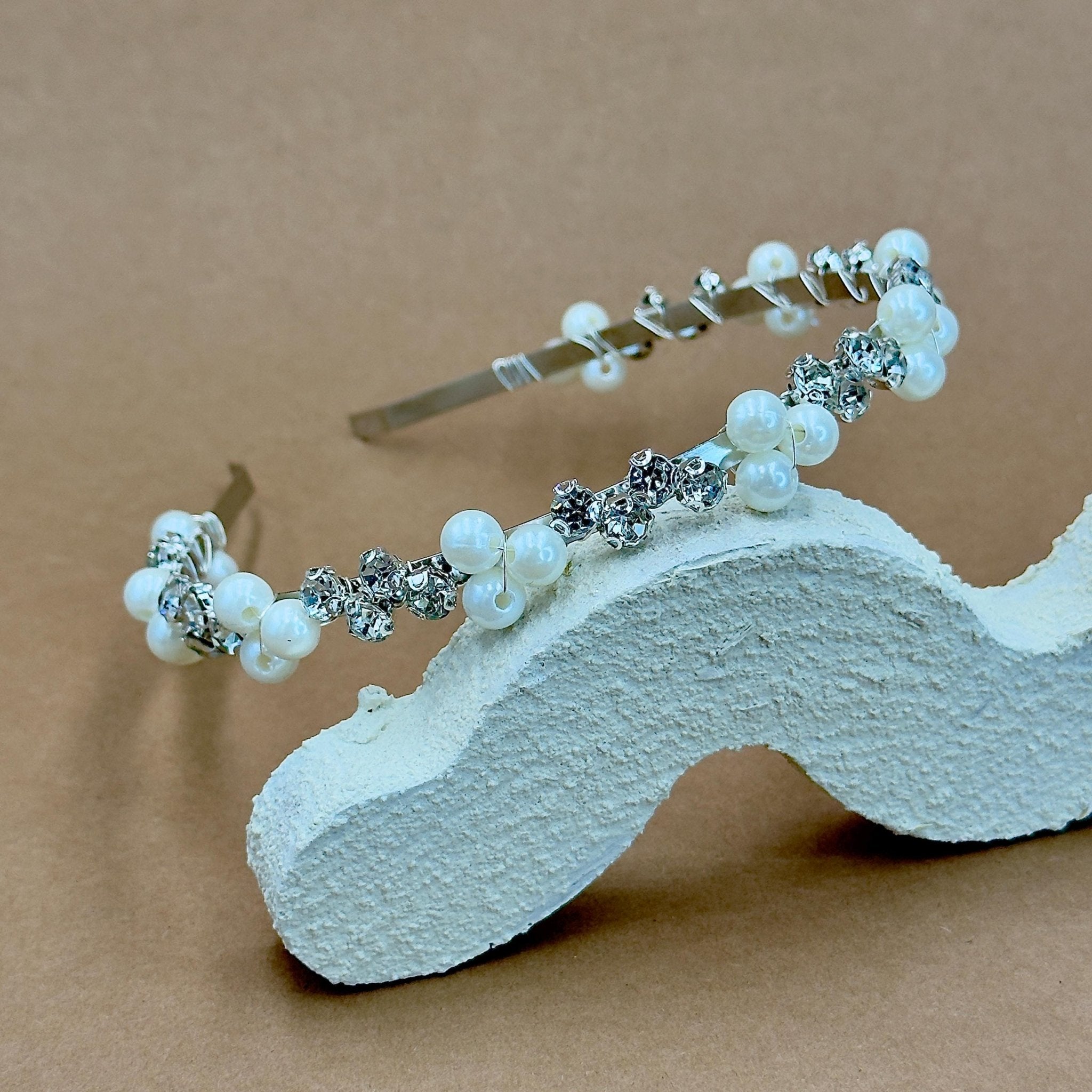 Perlen Braut Haarreif mit Kristallakzenten in Creme - AVYRAA BRIDAL