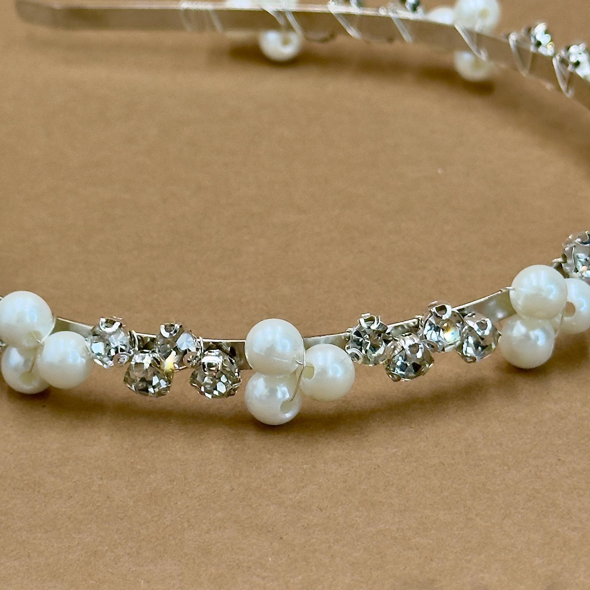 Perlen Braut Haarreif mit Kristallakzenten in Creme - AVYRAA BRIDAL