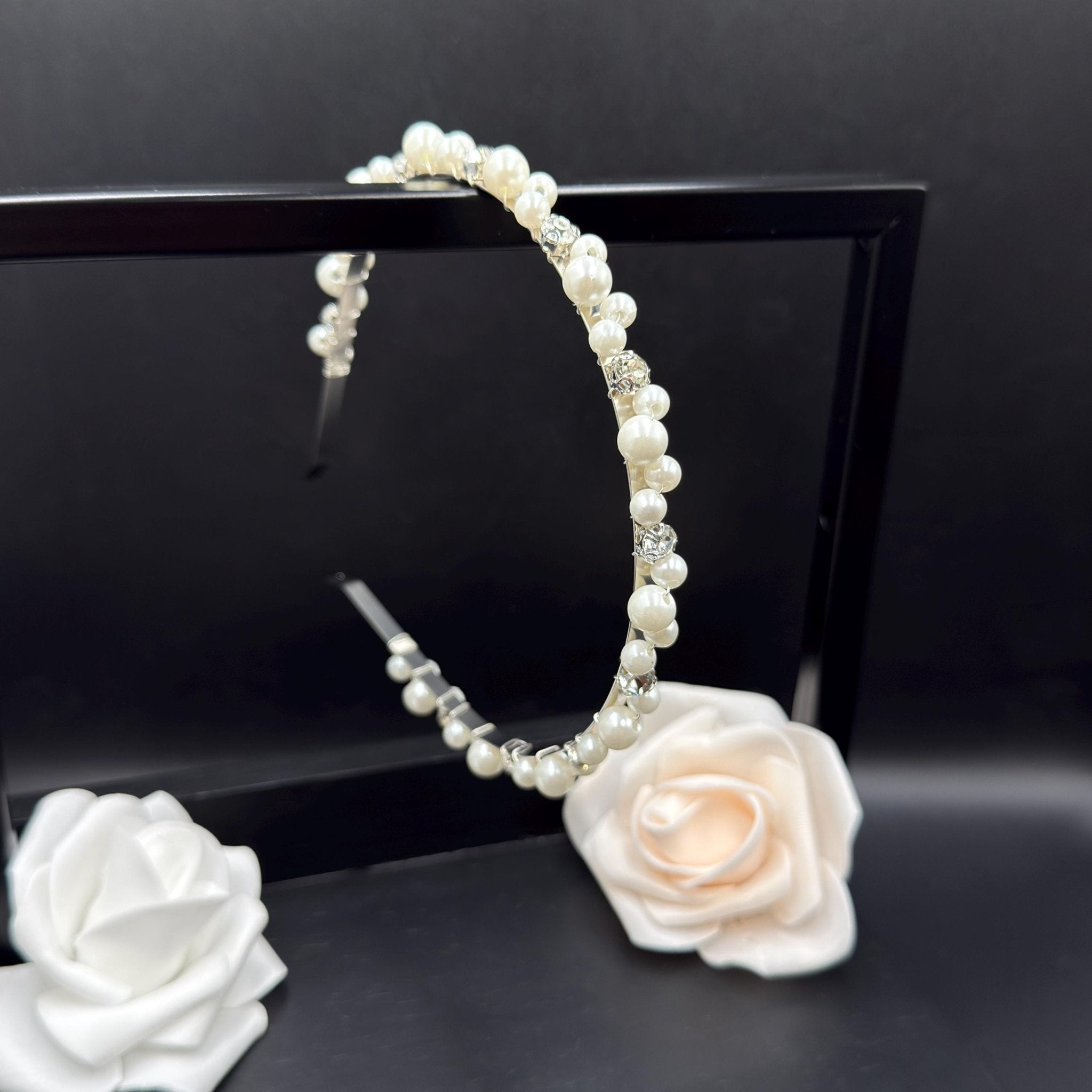 Perlen Braut Haarreif mit Kristallsteinen für Hochzeit - AVYRAA BRIDAL