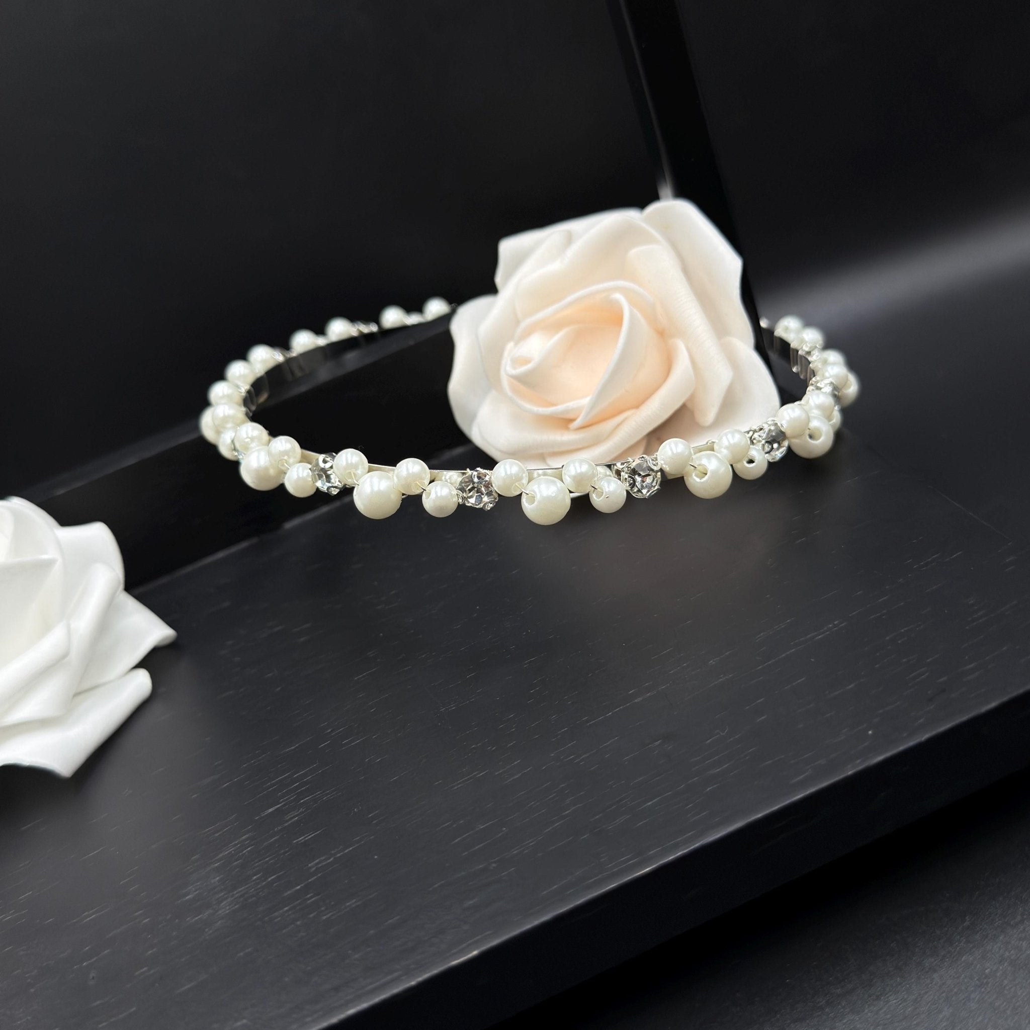Perlen Braut Haarreif mit Kristallsteinen für Hochzeit - AVYRAA BRIDAL