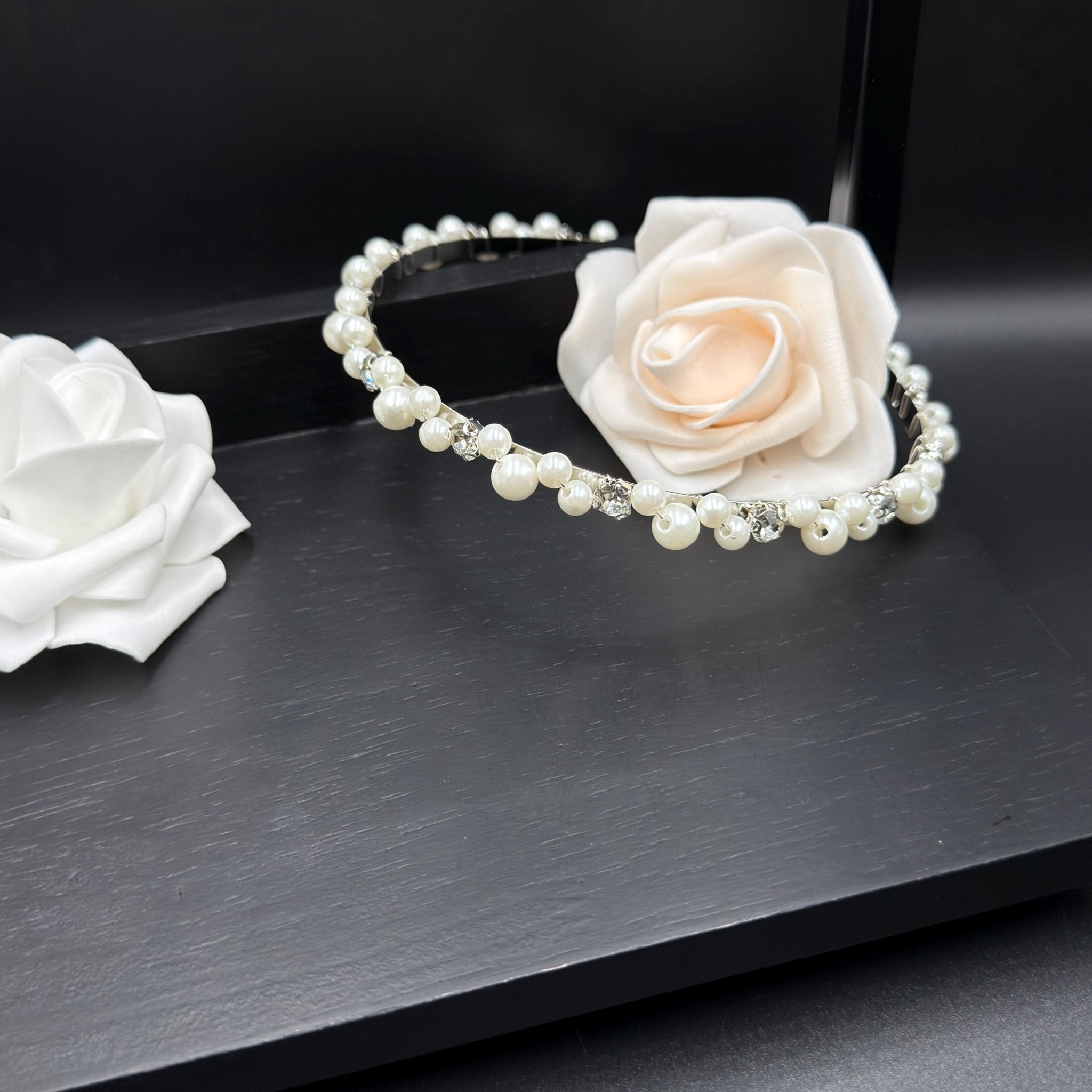 Perlen Braut Haarreif mit Kristallsteinen für Hochzeit - AVYRAA BRIDAL