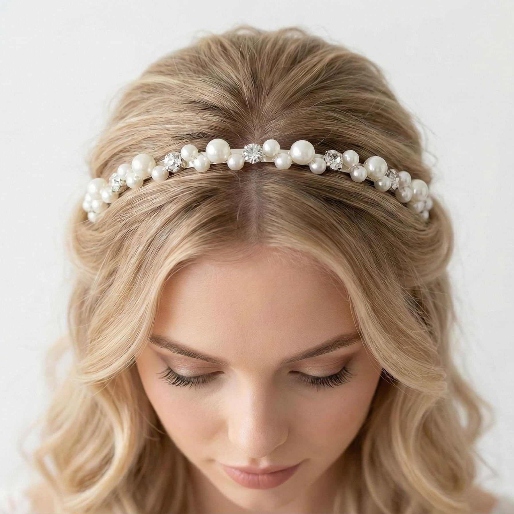 Perlen Braut Haarreif mit Kristallsteinen für Hochzeit - AVYRAA BRIDAL