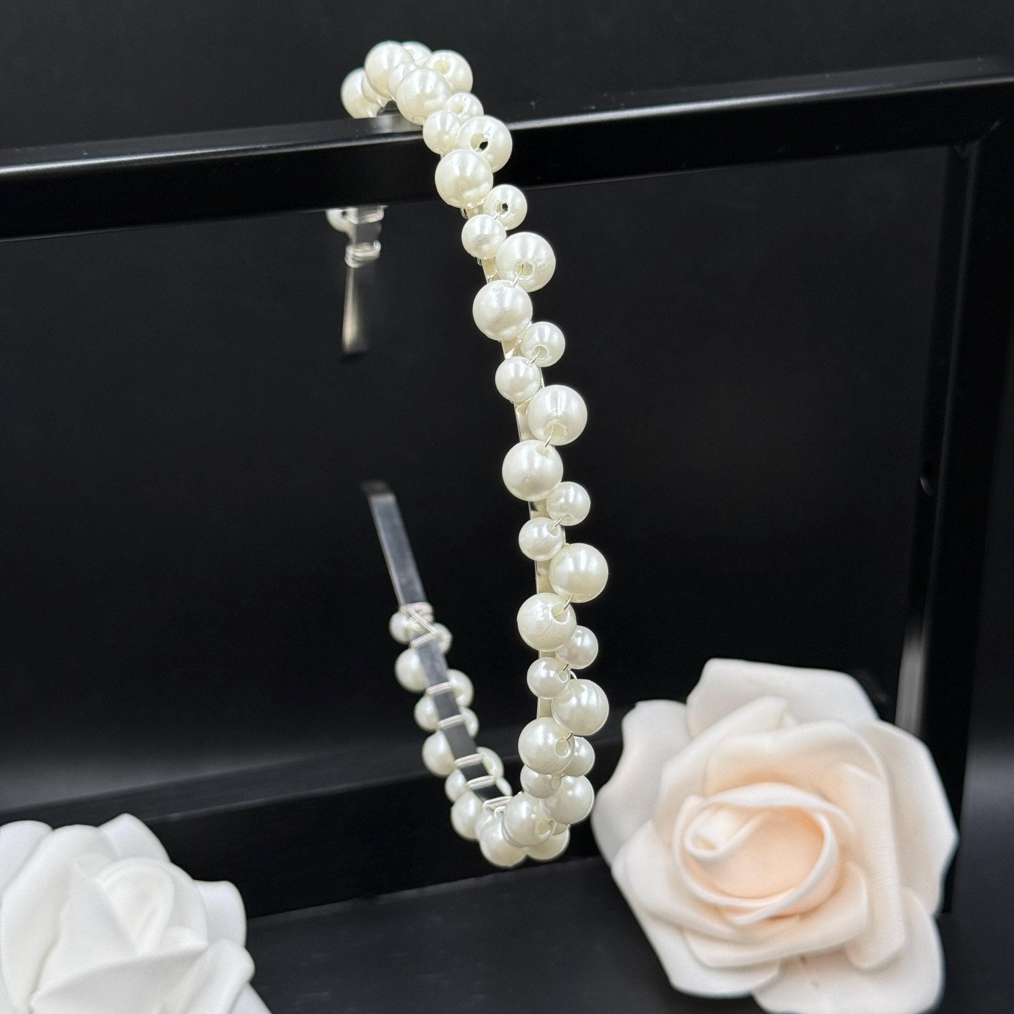 Perlen Haarreif für Brautfrisuren mit unterschiedlich großen Perlen - AVYRAA BRIDAL
