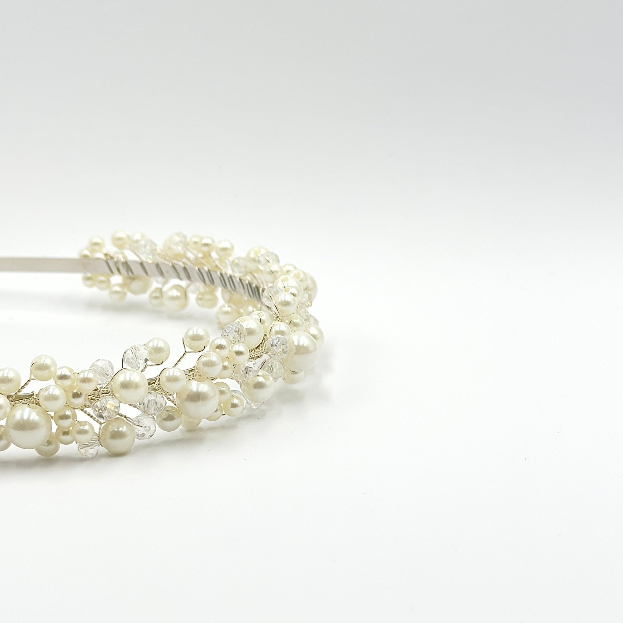 Perlen Kristall Diadem für elegante Brautfrisuren - AVYRAA BRIDAL