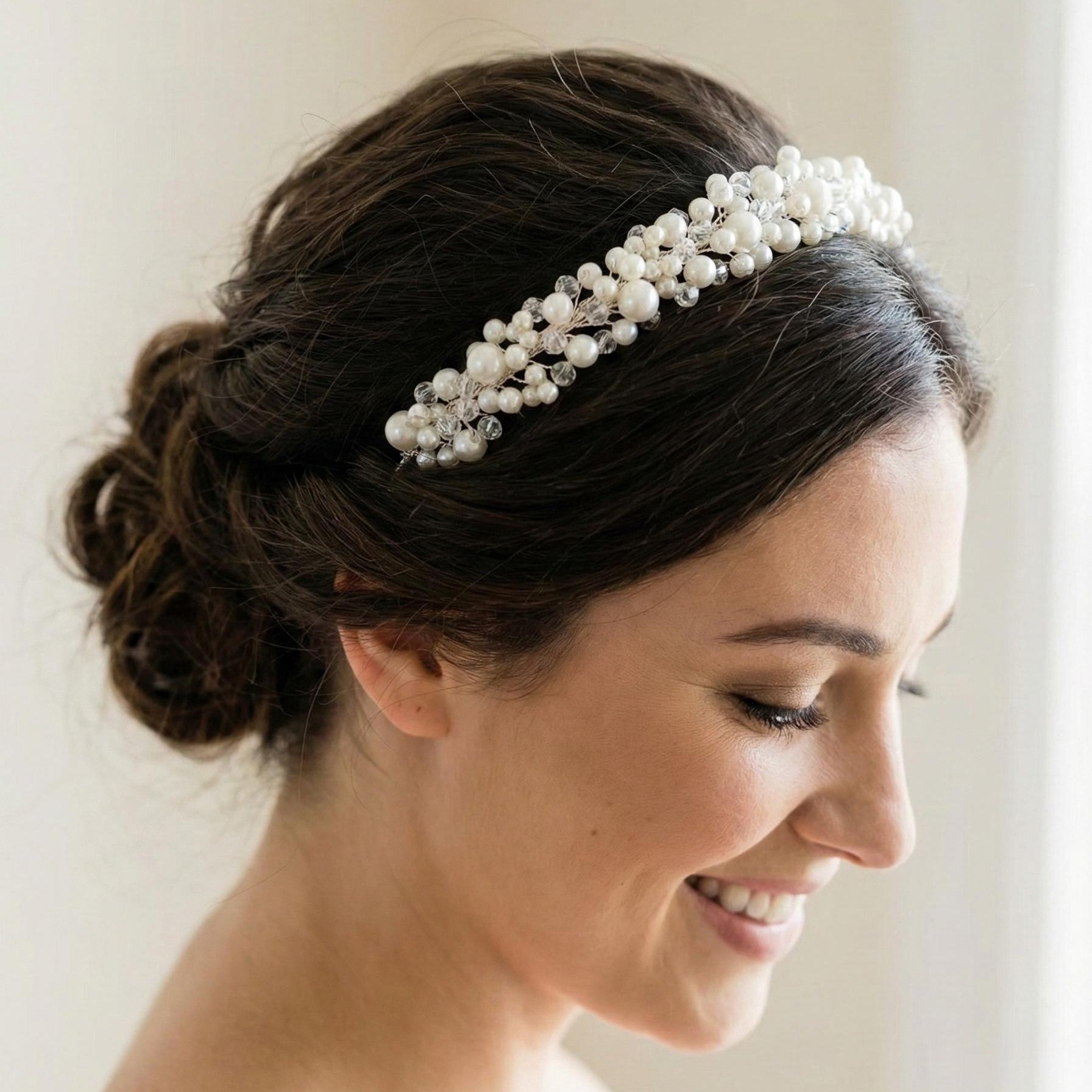 Perlen Kristall Diadem für elegante Brautfrisuren - AVYRAA BRIDAL