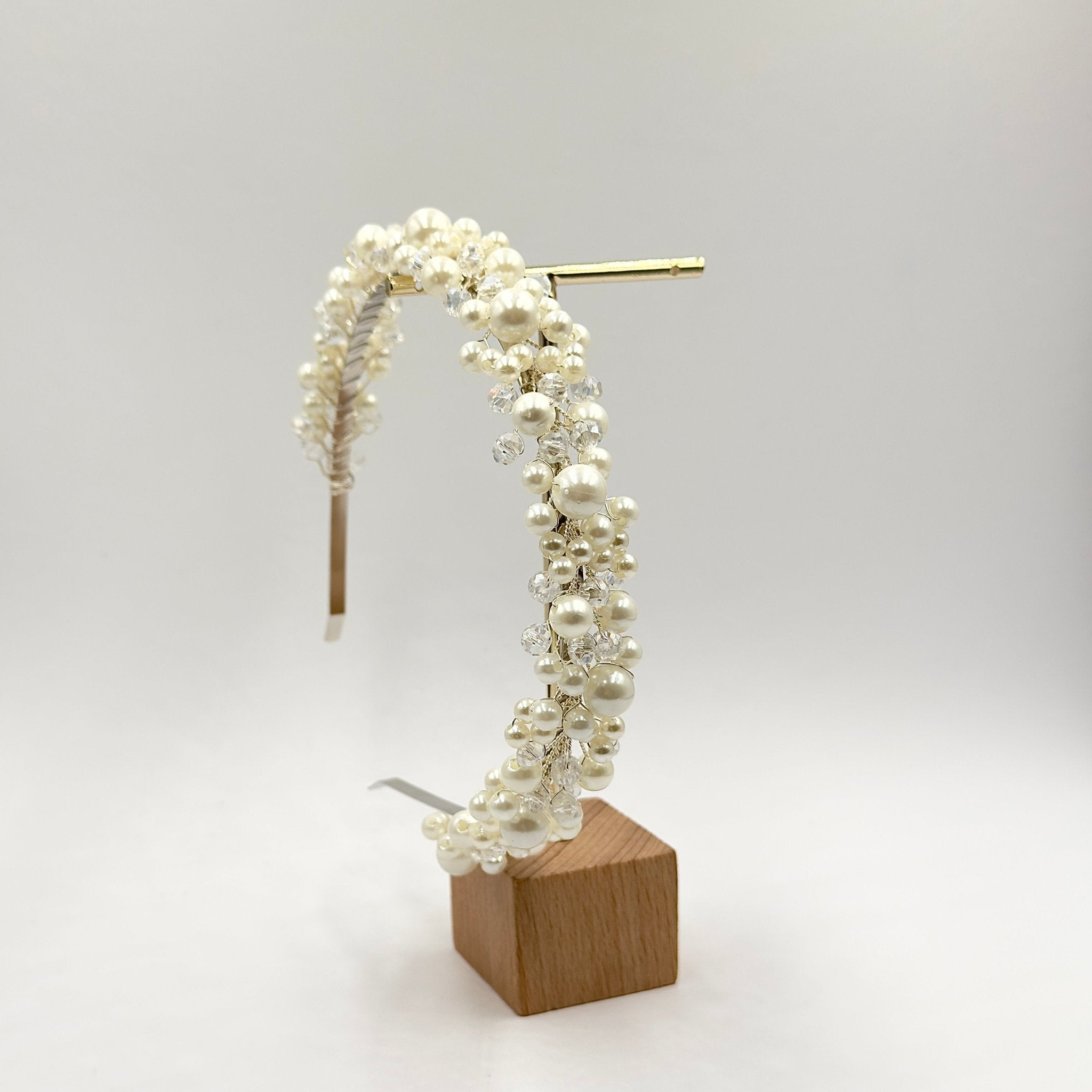 Perlen Kristall Diadem für elegante Brautfrisuren - AVYRAA BRIDAL