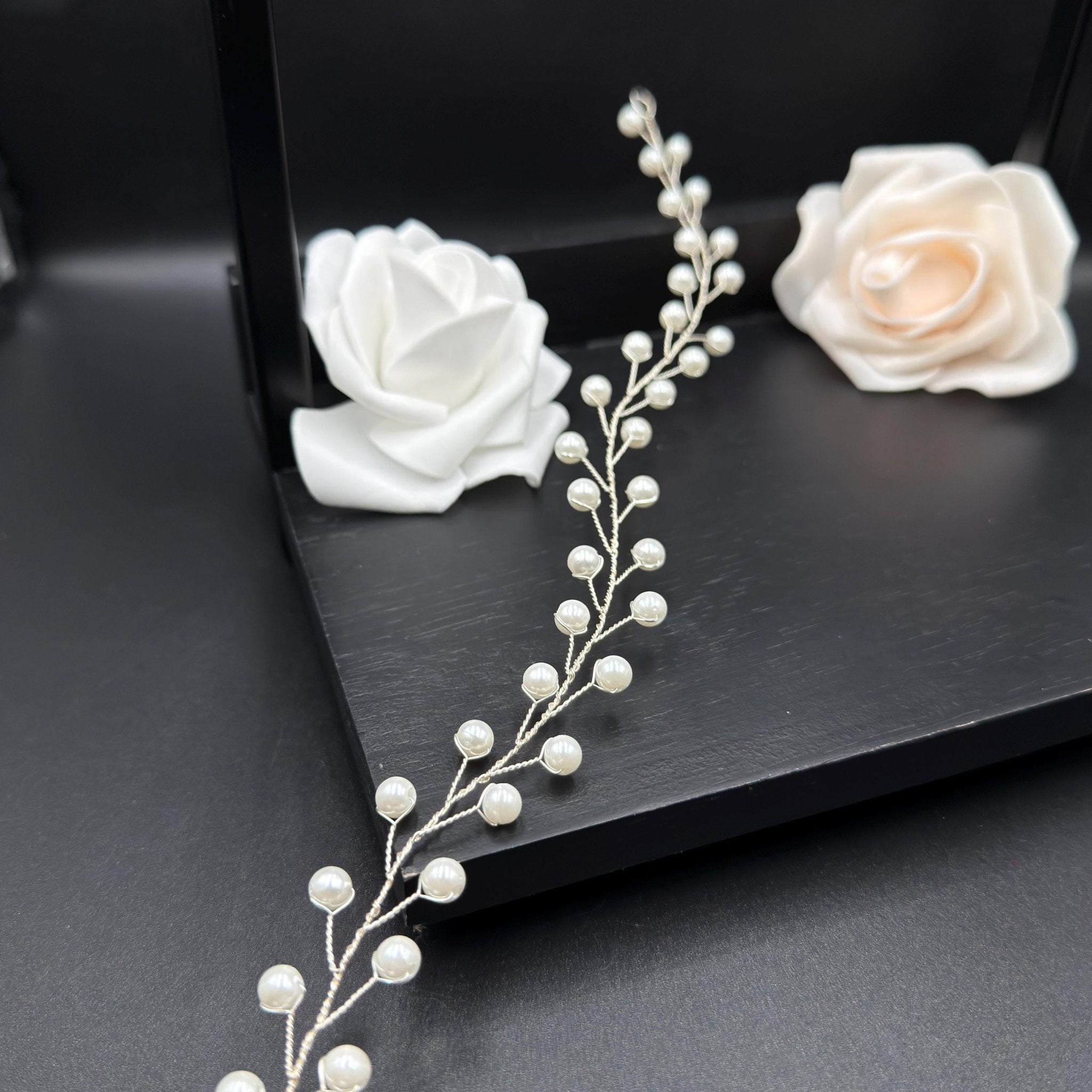 Perlenzweig Haarranke in Gold oder Silber für Bräute - AVYRAA BRIDAL