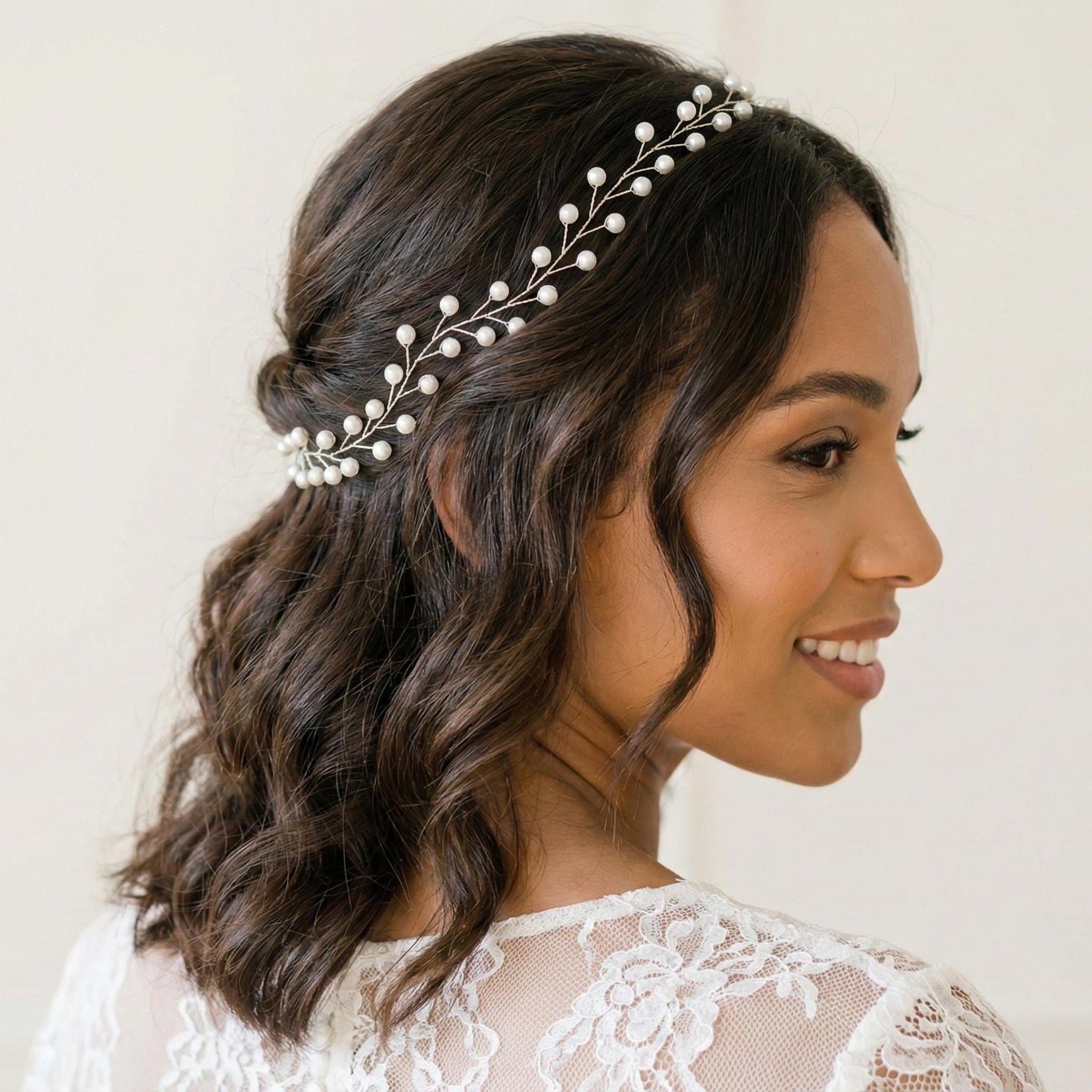 Perlenzweig Haarranke in Gold oder Silber für Bräute - AVYRAA BRIDAL