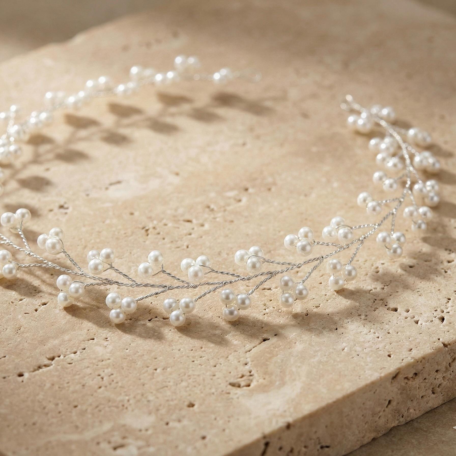 Perlenzweig Haarranke in Gold oder Silber für Bräute - AVYRAA BRIDAL