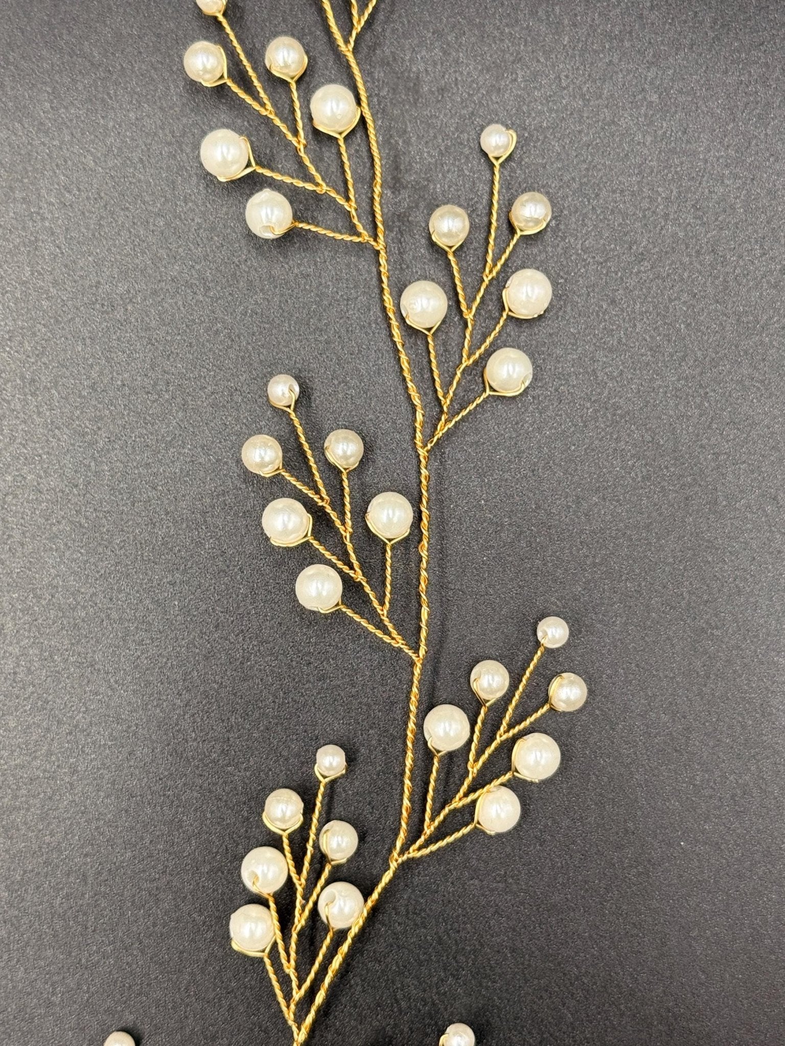 Perlenzweig Haarranke in Gold oder Silber für Hochzeit - AVYRAA BRIDAL