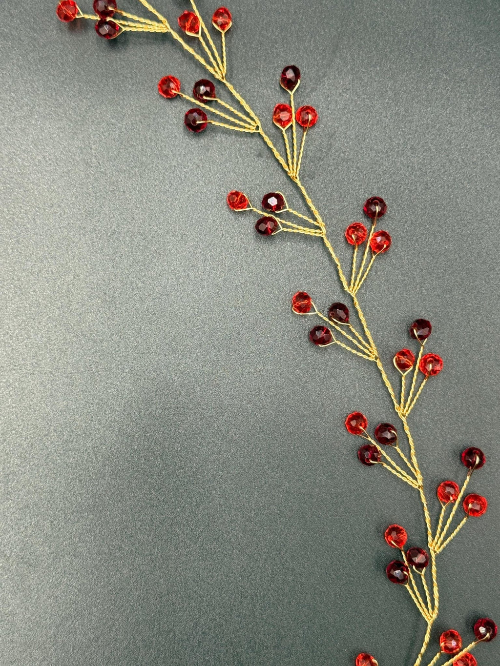 Romantische Haarranke mit rot - weinroten Kristallen – handgefertigtes, goldenes Brautaccessoire für einen leidenschaftlich funkelnden Look - AVYRAA BRIDAL