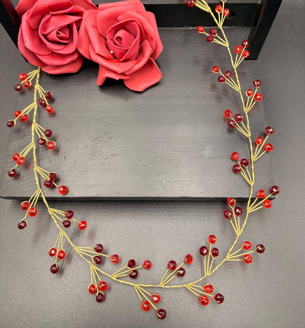 Romantische Haarranke mit rot - weinroten Kristallen – handgefertigtes, goldenes Brautaccessoire für einen leidenschaftlich funkelnden Look - AVYRAA BRIDAL