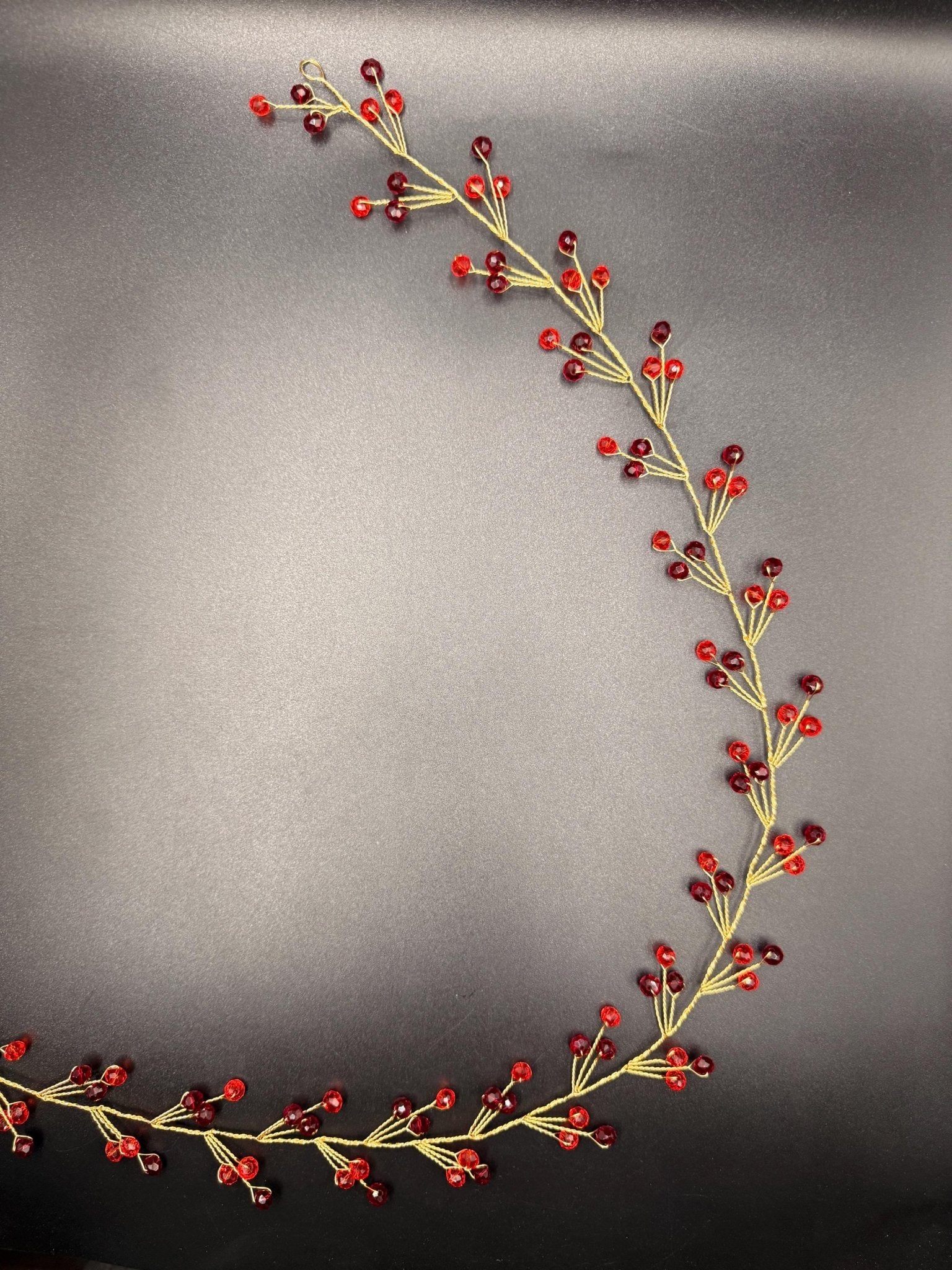 Romantische Haarranke mit rot - weinroten Kristallen – handgefertigtes, goldenes Brautaccessoire für einen leidenschaftlich funkelnden Look - AVYRAA BRIDAL