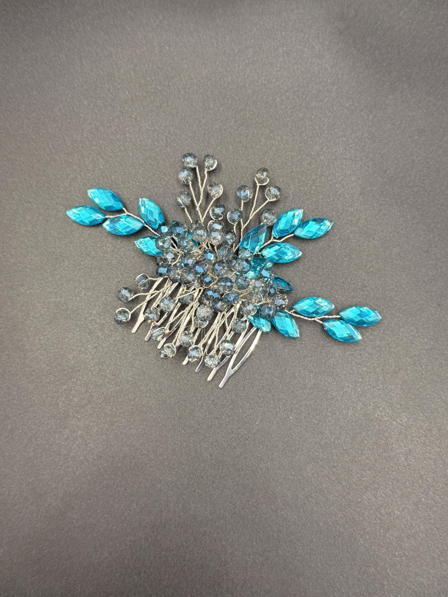 Romantischer Braut Haarkamm aus Kristall und Perlen – filigraner Hochzeitsschmuck - AVYRAA BRIDAL