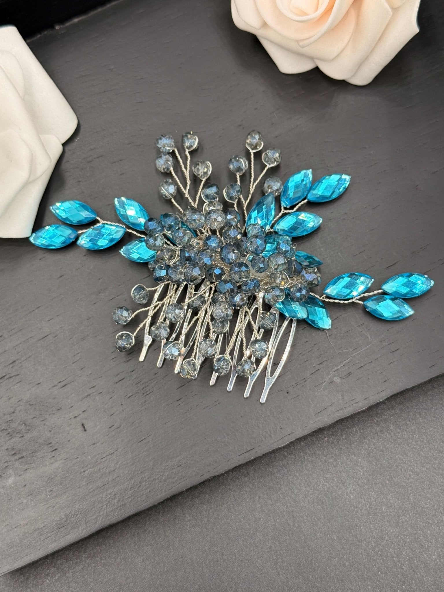 Romantischer Braut Haarkamm aus Kristall und Perlen – filigraner Hochzeitsschmuck - AVYRAA BRIDAL