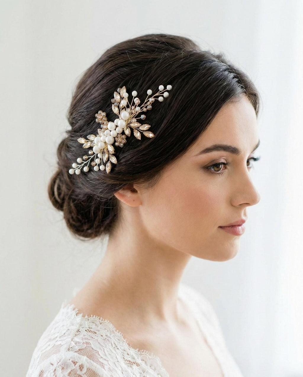 Romantischer Braut Haarkamm mit Kristallperlen – Handgemachter Haarschmuck - AVYRAA BRIDAL