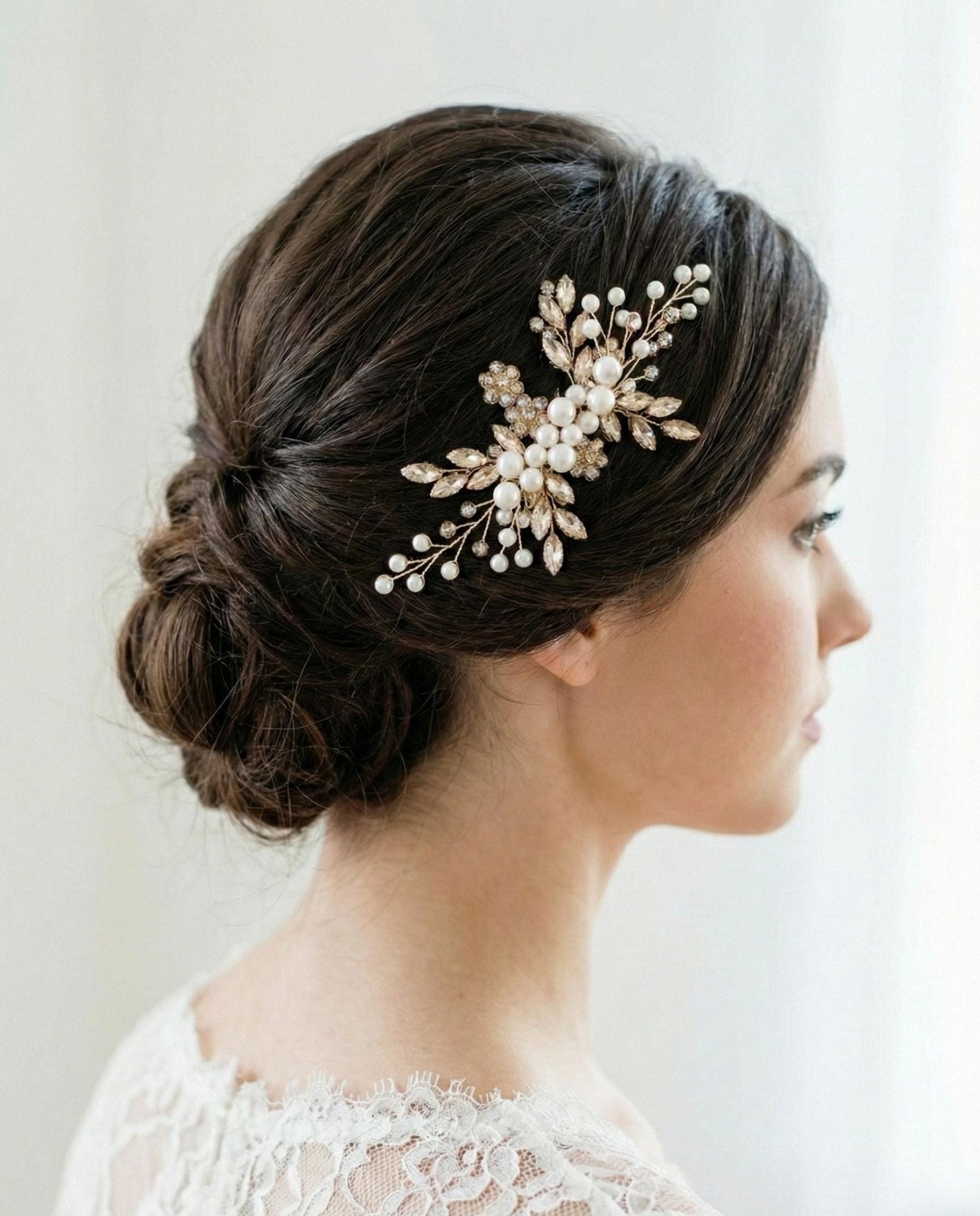Romantischer Braut Haarkamm mit Kristallperlen – Handgemachter Haarschmuck - AVYRAA BRIDAL