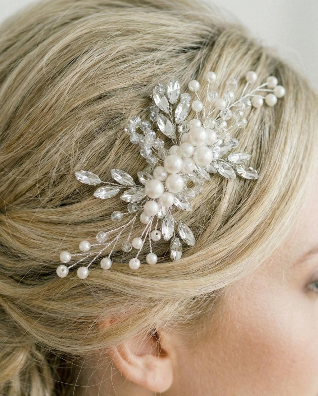 Romantischer Braut Haarkamm mit Kristallperlen – Handgemachter Haarschmuck - AVYRAA BRIDAL