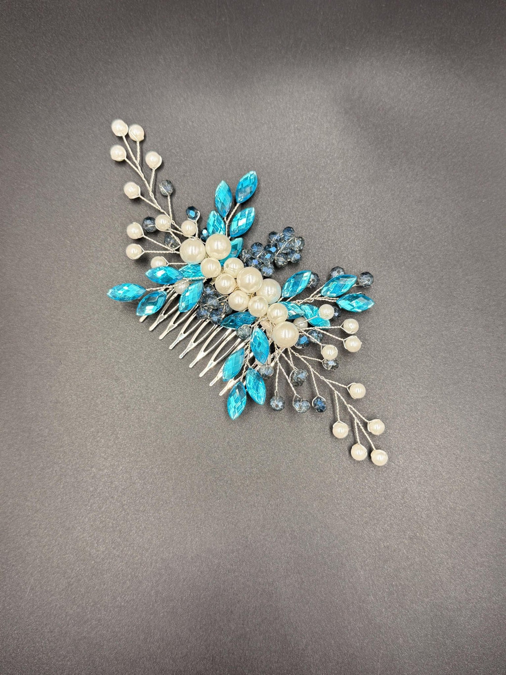 Romantischer Braut Haarkamm mit Kristallperlen – Handgemachter Haarschmuck - AVYRAA BRIDAL