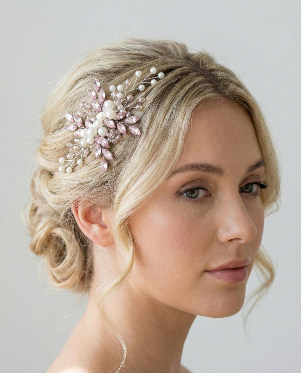Romantischer Braut Haarkamm mit Kristallperlen – Handgemachter Haarschmuck - AVYRAA BRIDAL