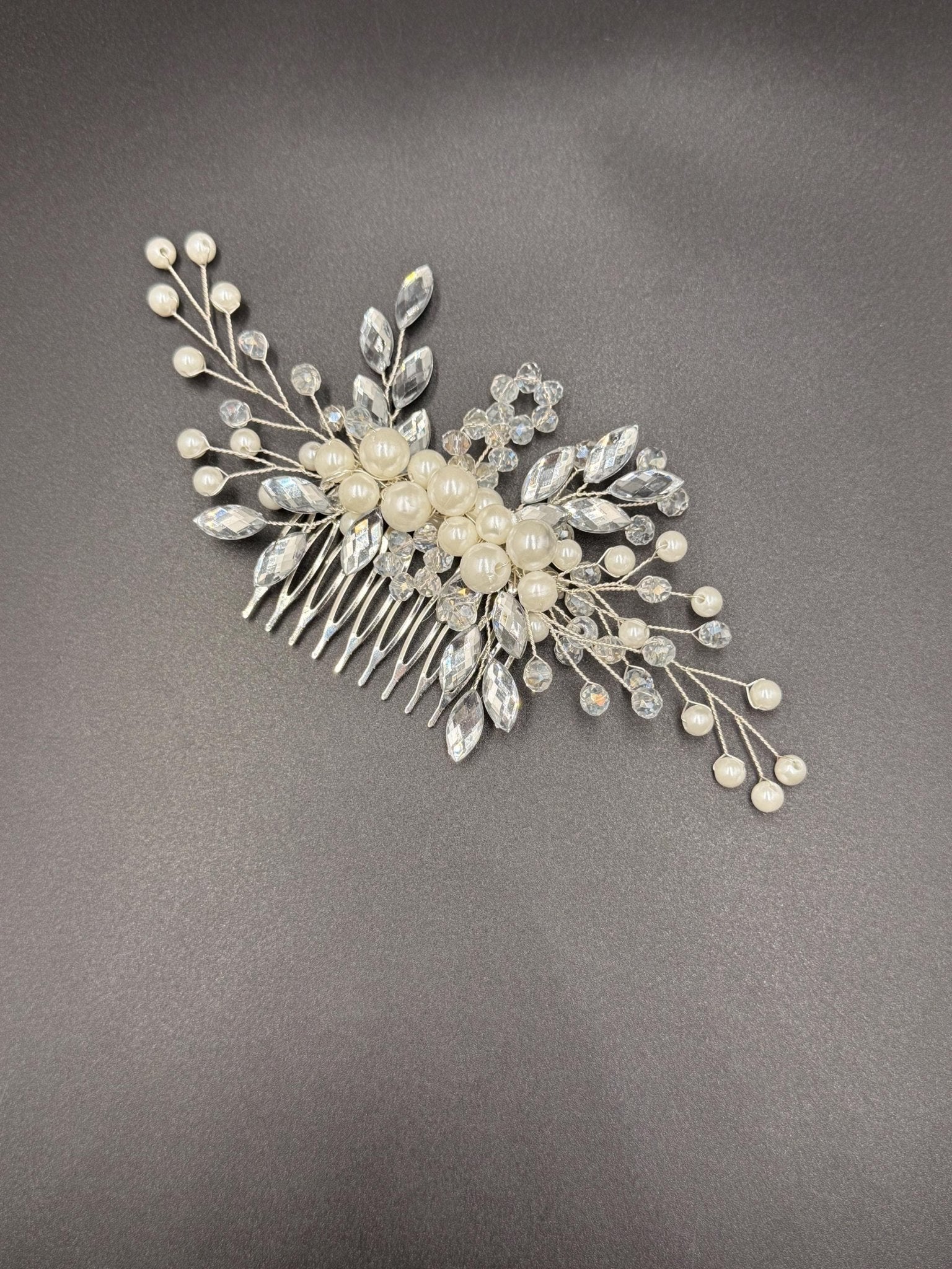 Romantischer Braut Haarkamm mit Kristallperlen – Handgemachter Haarschmuck - AVYRAA BRIDAL