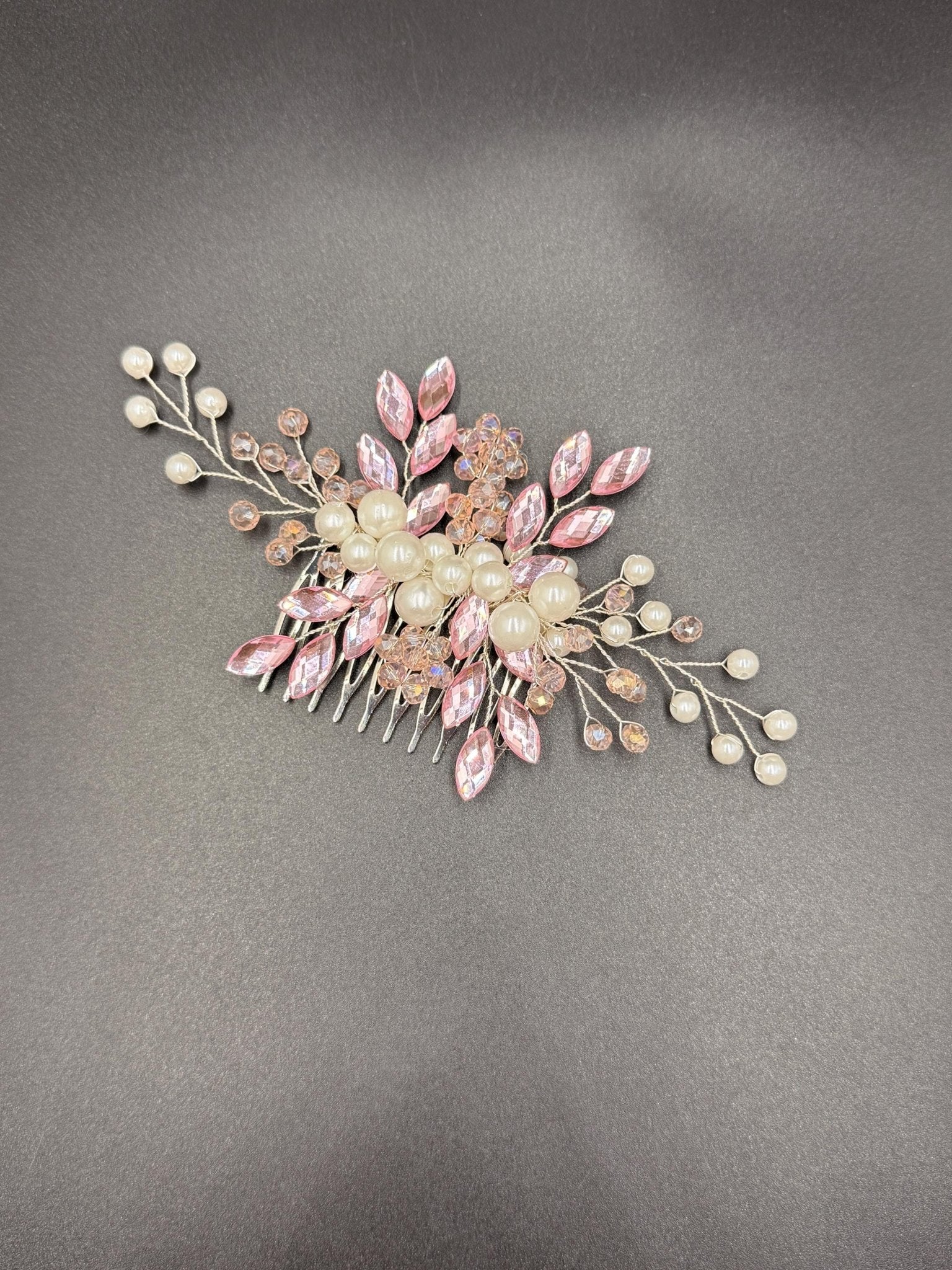 Romantischer Braut Haarkamm mit Kristallperlen – Handgemachter Haarschmuck - AVYRAA BRIDAL