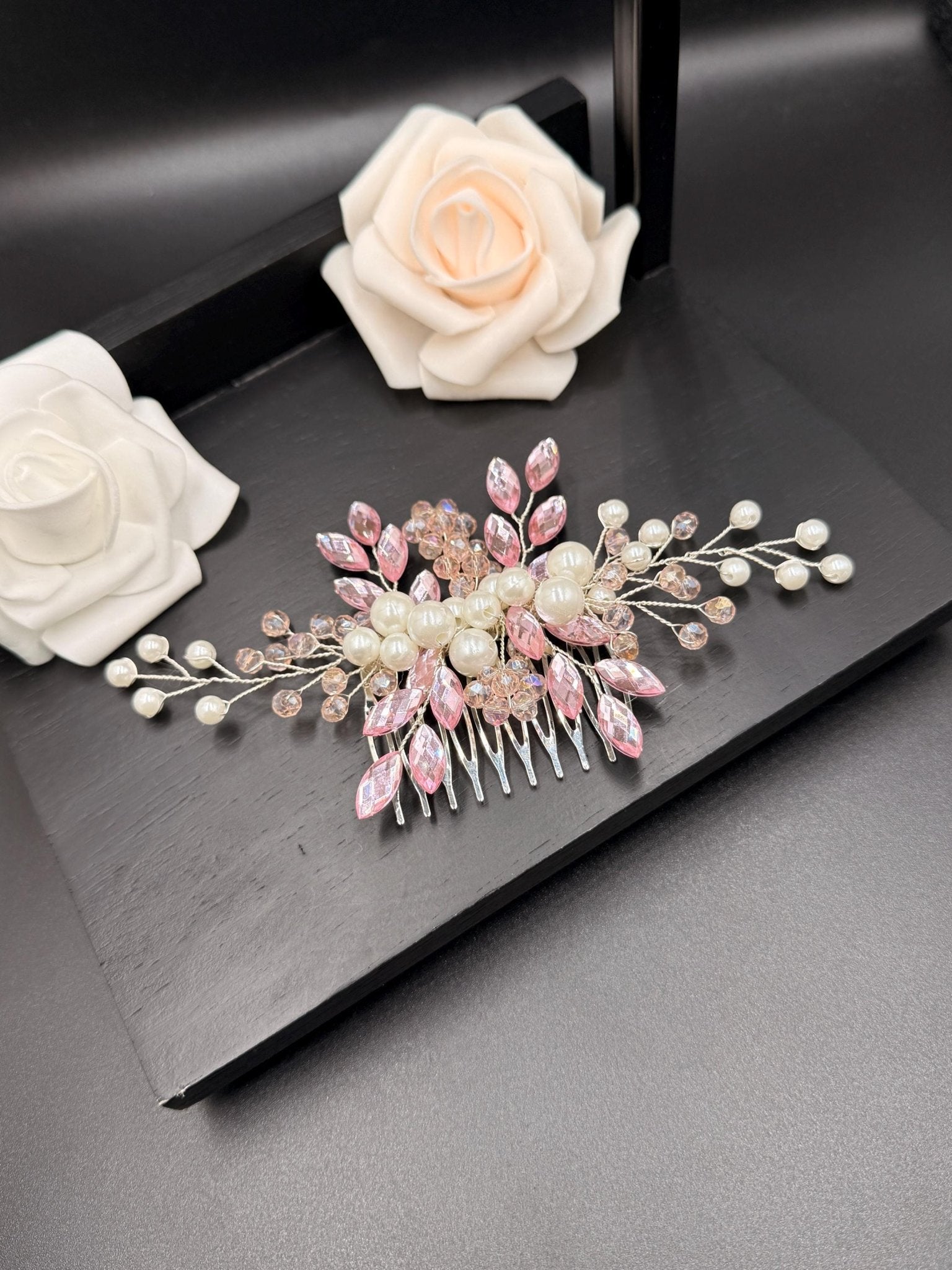 Romantischer Braut Haarkamm mit Kristallperlen – Handgemachter Haarschmuck - AVYRAA BRIDAL