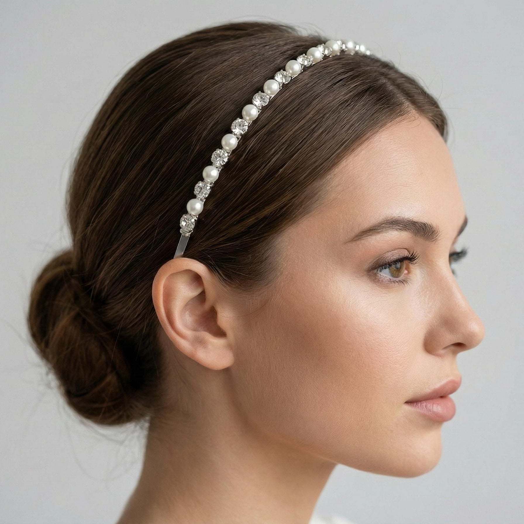 Romantischer Perlen Haarreif mit Kristallsteinen für Hochzeit - AVYRAA BRIDAL