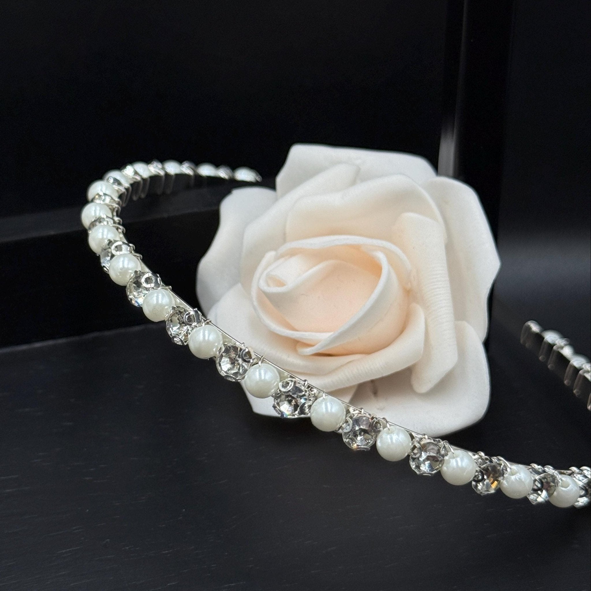 Romantischer Perlen Haarreif mit Kristallsteinen für Hochzeit - AVYRAA BRIDAL