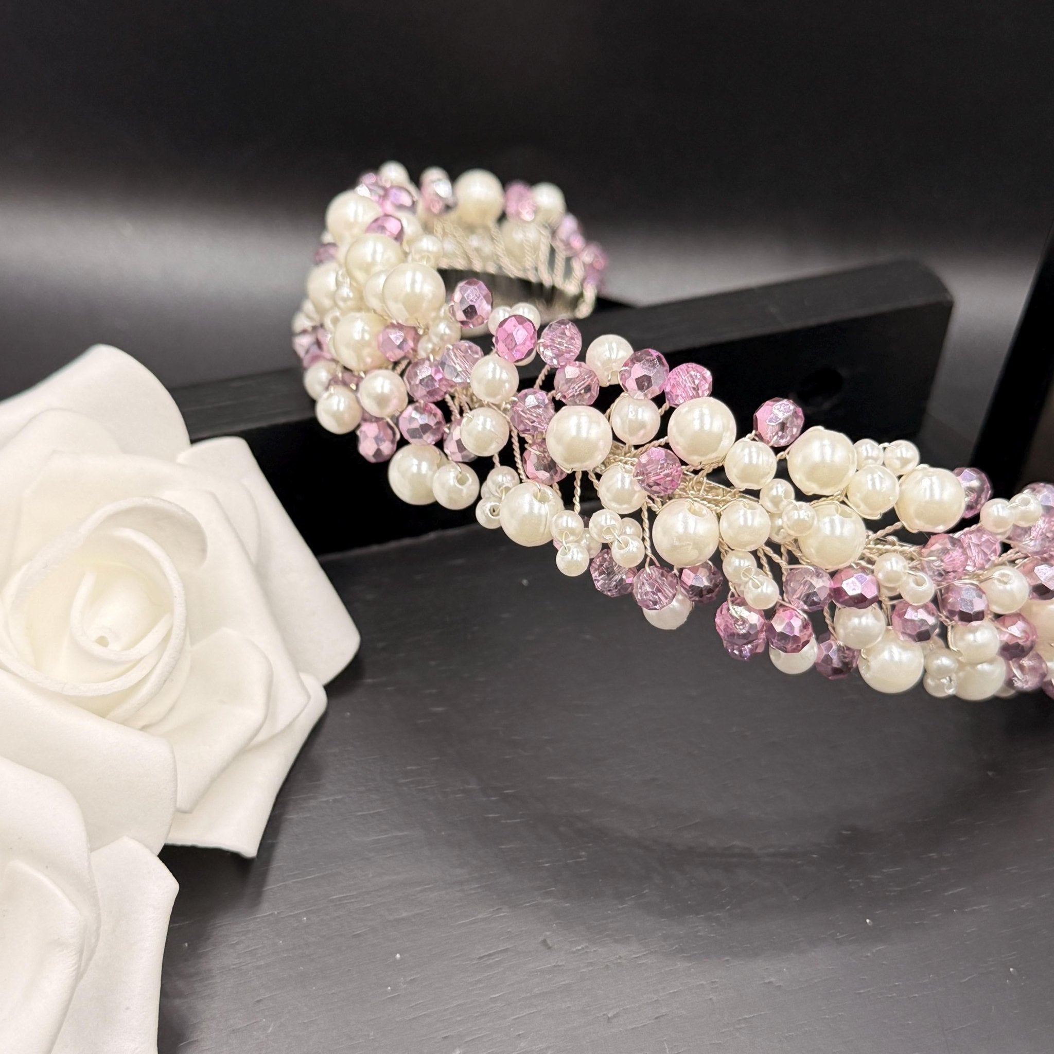 Rosa Perlen Haarreif mit Kristallen für Bräute - AVYRAA BRIDAL