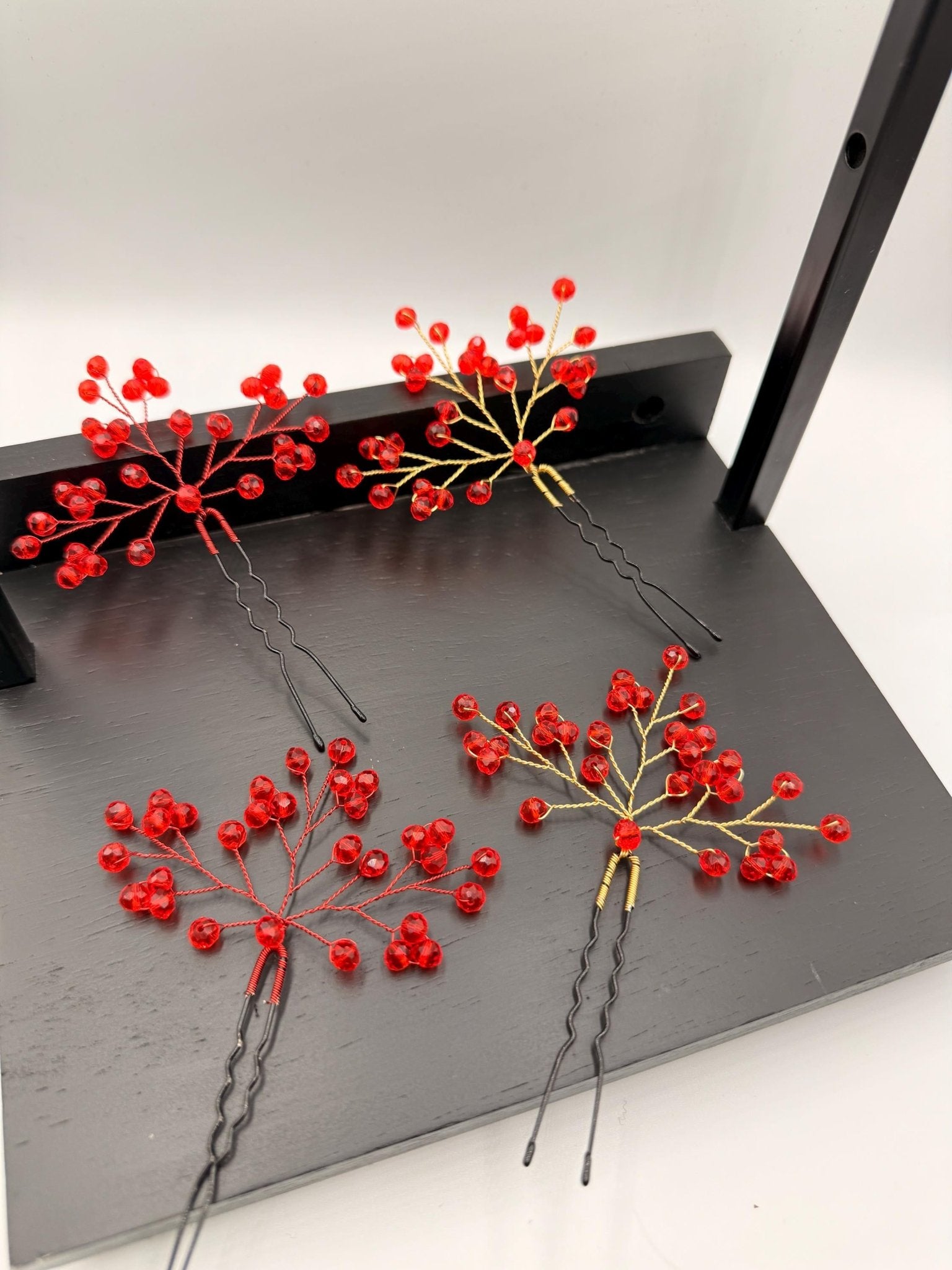 Rote Perlen - Haarnadeln – Braut Haarnadeln – Hochzeit Haarschmuck – In Rot - oder Golddraht erhältlich - AVYRAA BRIDAL