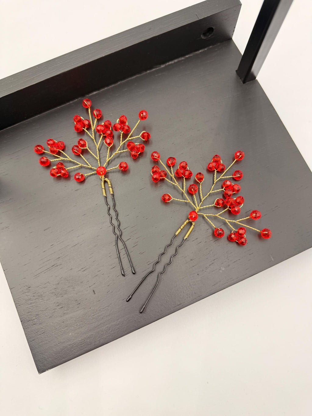 Rote Perlen - Haarnadeln – Braut Haarnadeln – Hochzeit Haarschmuck – In Rot - oder Golddraht erhältlich - AVYRAA BRIDAL