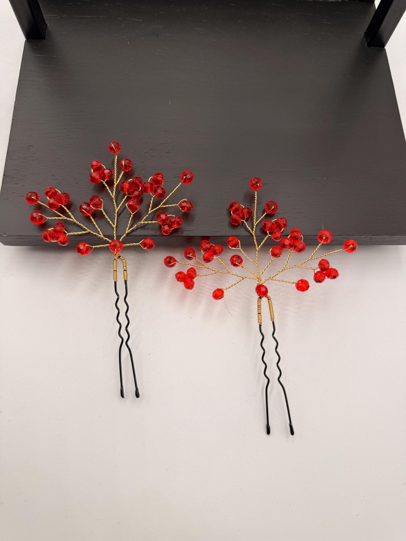 Rote Perlen - Haarnadeln – Braut Haarnadeln – Hochzeit Haarschmuck – In Rot - oder Golddraht erhältlich - AVYRAA BRIDAL