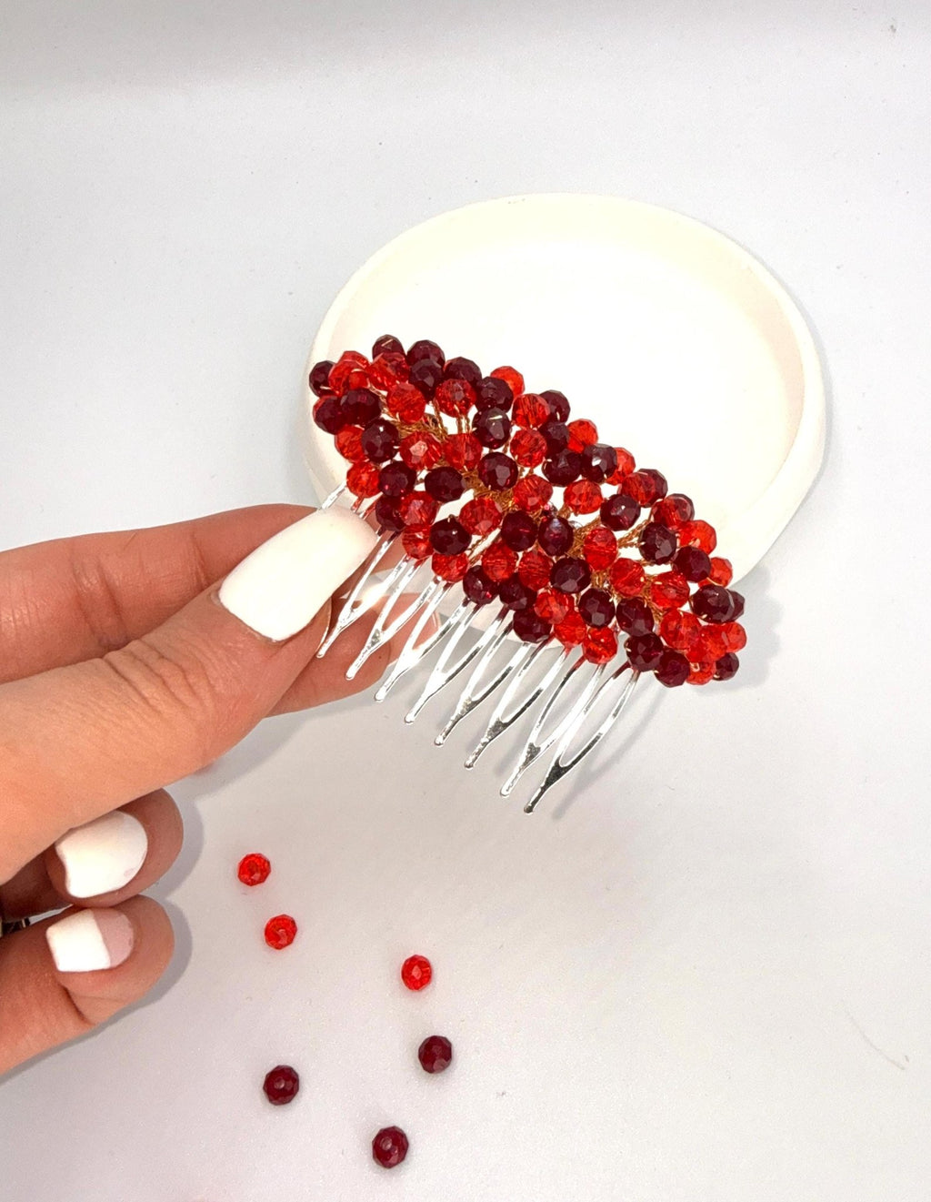 Roter Kristall Haarkamm aus Metall | Braut Haarschmuck Rot | Elegantes Haaraccessoire für Hochzeit - AVYRAA BRIDAL