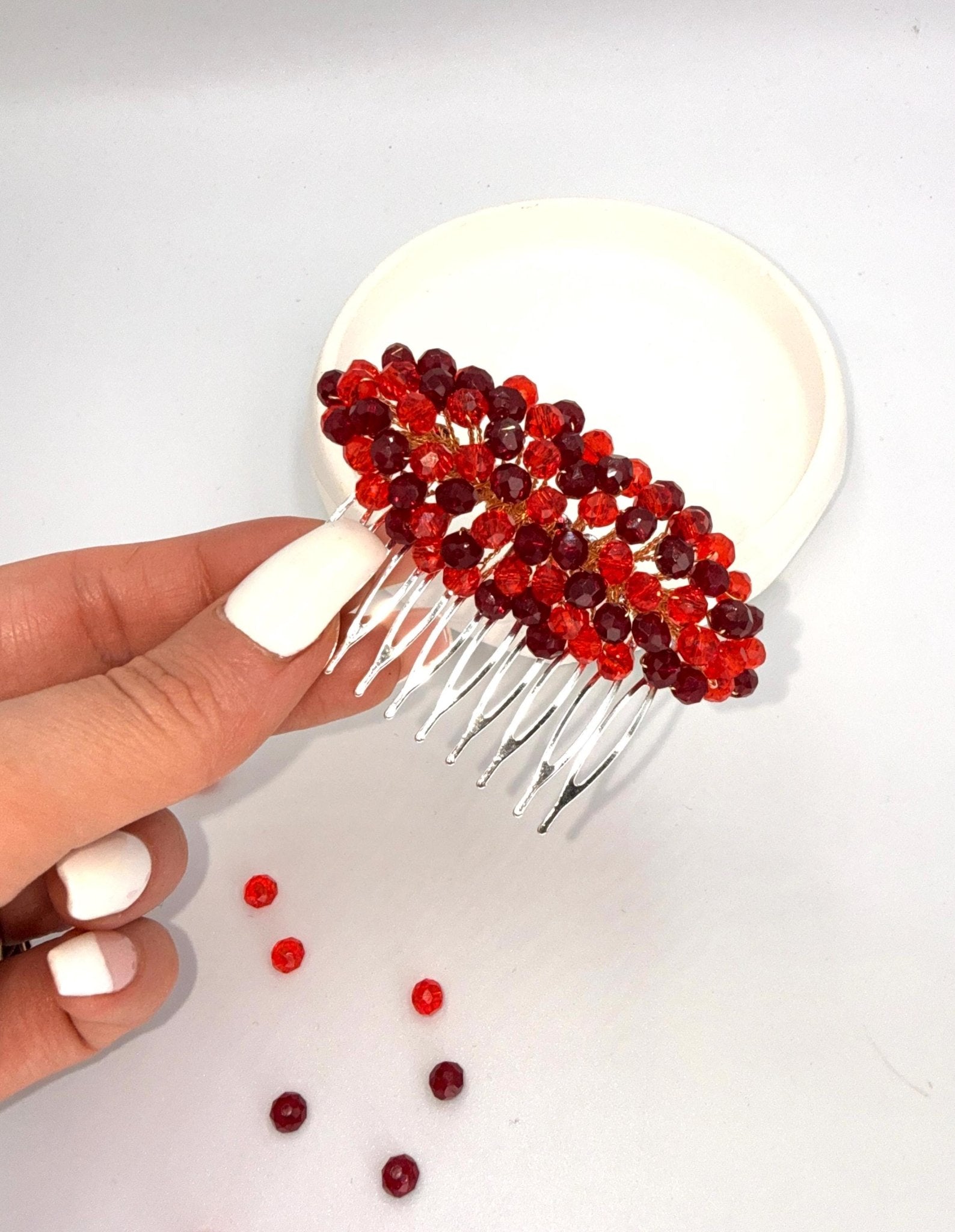 Roter Kristall Haarkamm aus Metall | Braut Haarschmuck Rot | Elegantes Haaraccessoire für Hochzeit - AVYRAA BRIDAL