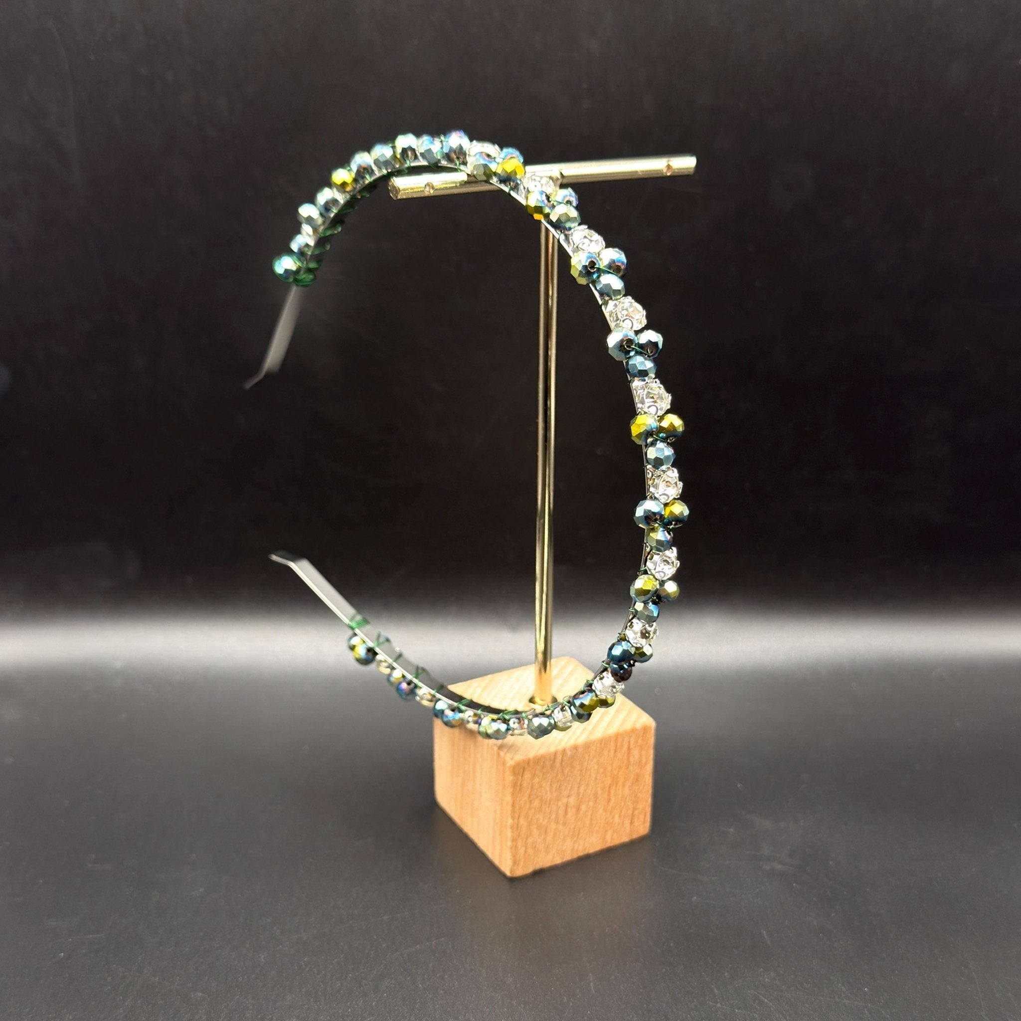 Schillerndes Kristall - Haarband in Aurora - Grün, Handgefertigte Kronen - Tiara mit grün - goldenem Kristallglanz, Eleganter Metall - Haarreif - AVYRAA BRIDAL