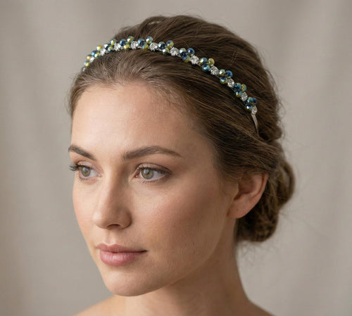 Schillerndes Kristall - Haarband in Aurora - Grün, Handgefertigte Kronen - Tiara mit grün - goldenem Kristallglanz, Eleganter Metall - Haarreif - AVYRAA BRIDAL