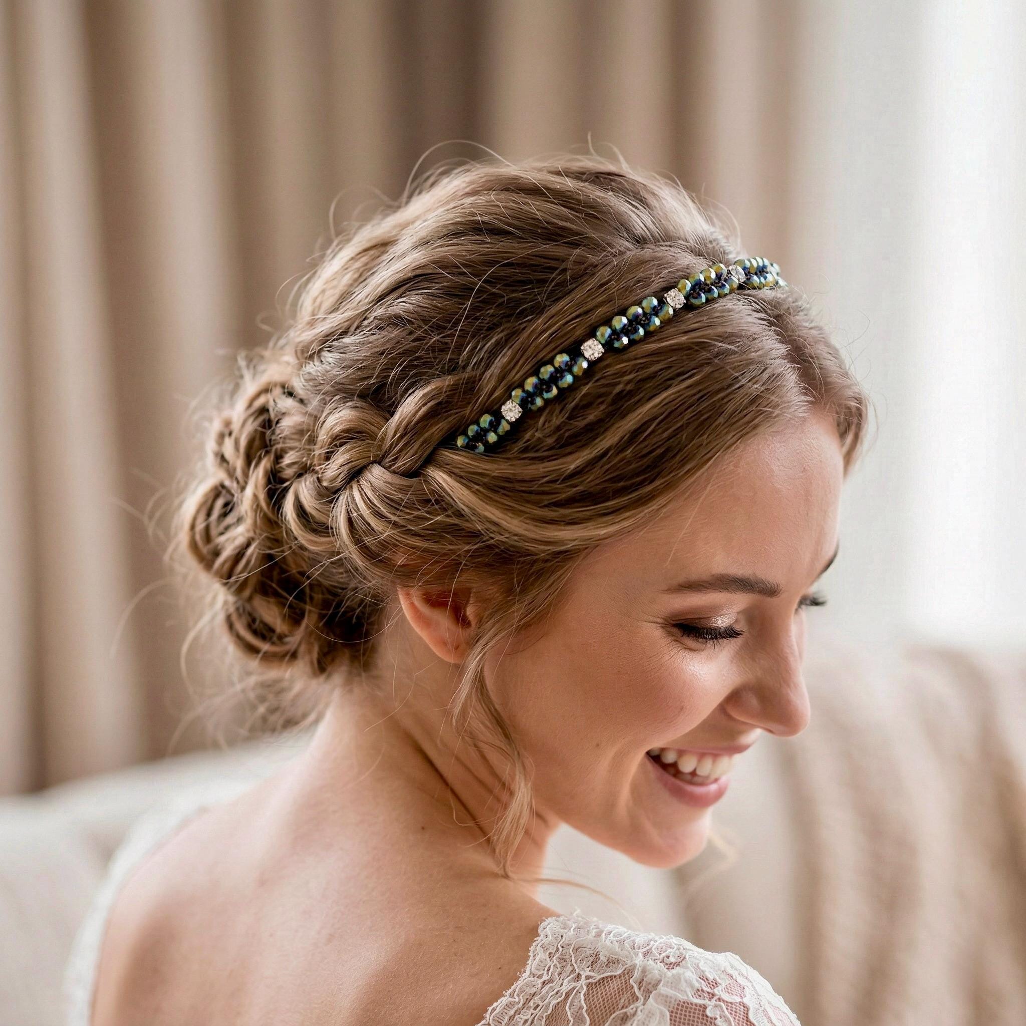 Schillerndes Kristall - Haarband in Aurora - Grün, Handgefertigte Kronen - Tiara mit grün - goldenem Kristallglanz, Eleganter Metall - Haarreif - AVYRAA BRIDAL