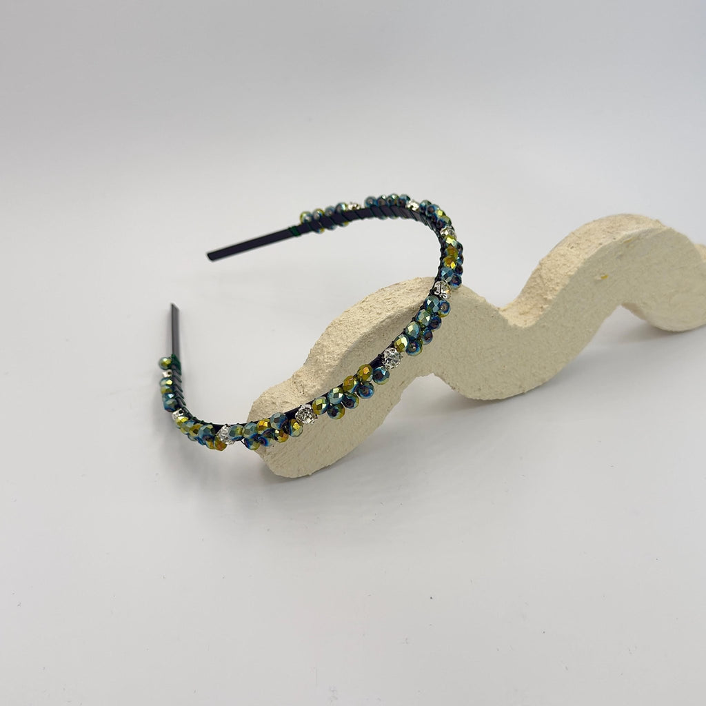 Schillerndes Kristall - Haarband in Aurora - Grün, Handgefertigte Kronen - Tiara mit grün - goldenem Kristallglanz, Eleganter Metall - Haarreif - AVYRAA BRIDAL
