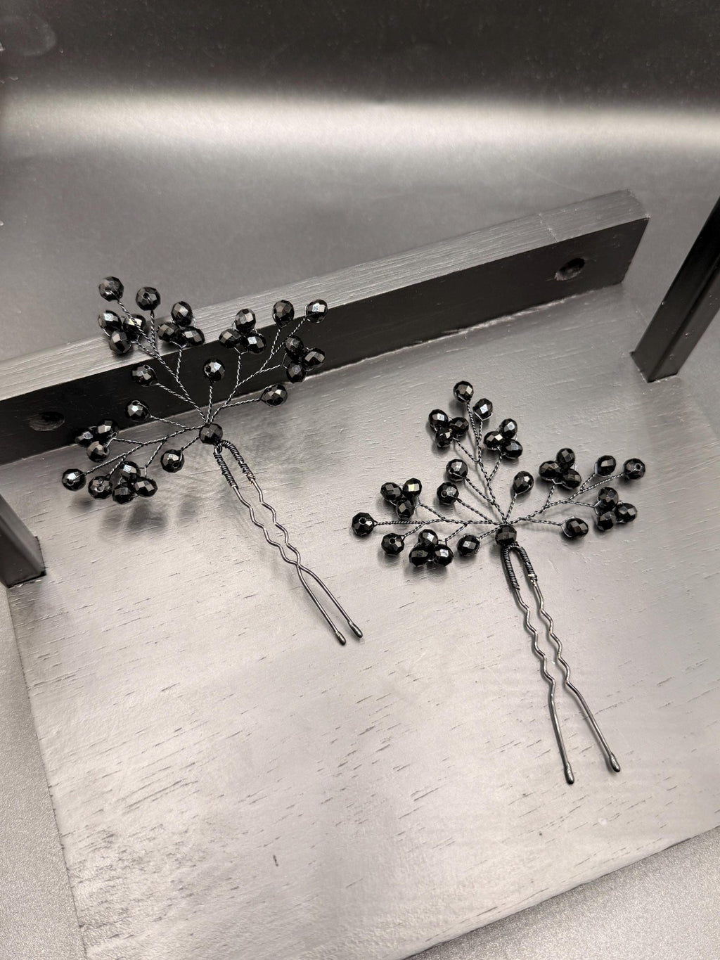 Schwarze Kristall Haarnadeln für Brautfrisur, Handgemachter Haarschmuck mit tiefschwarzen Kristallen - AVYRAA BRIDAL