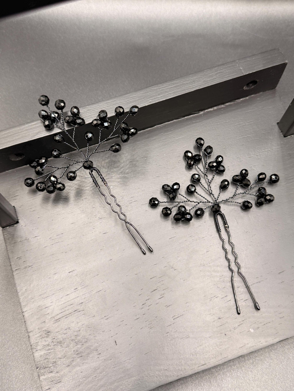 Schwarze Kristall Haarnadeln für Brautfrisur, Handgemachter Haarschmuck mit tiefschwarzen Kristallen - AVYRAA BRIDAL