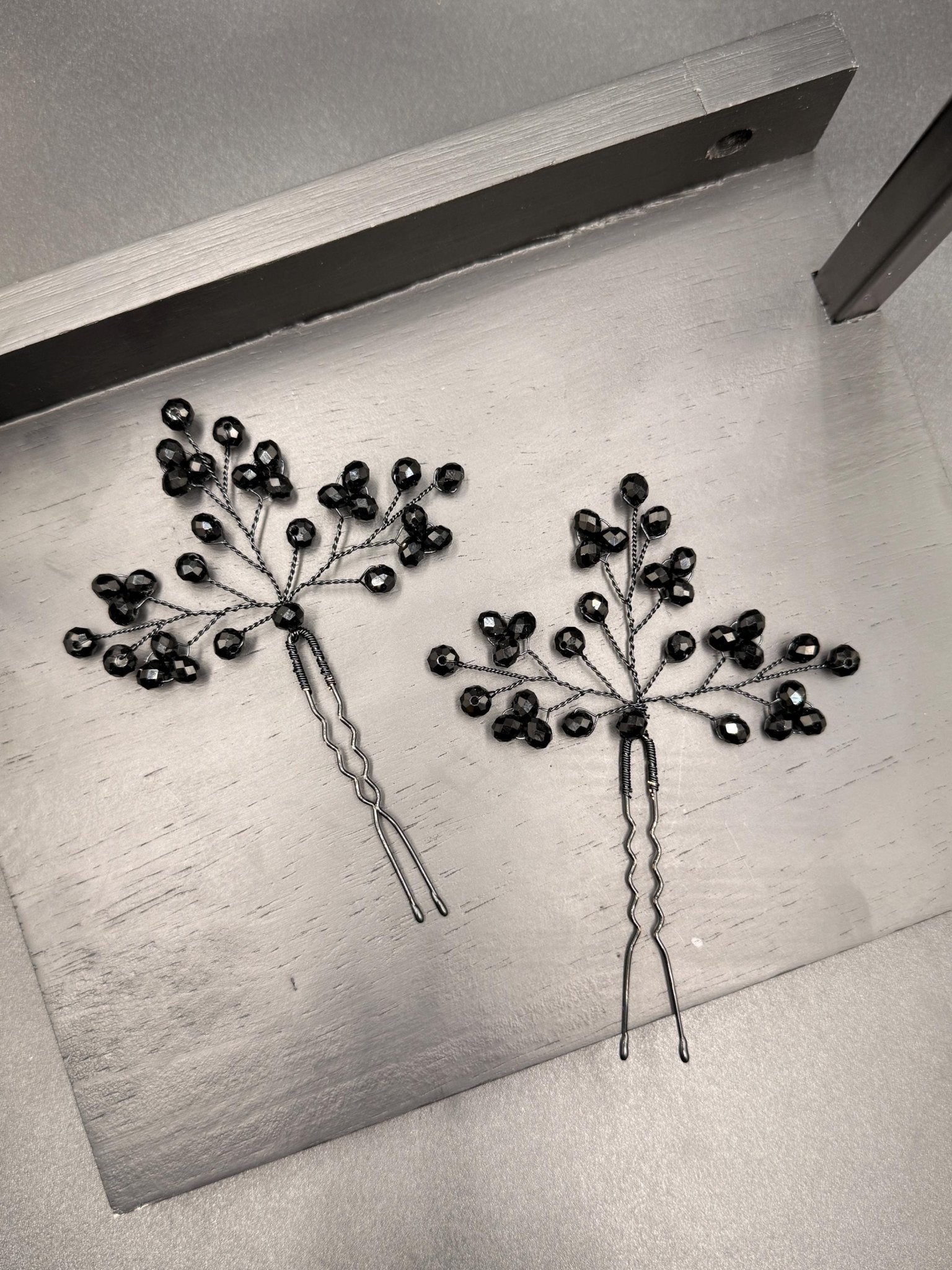 Schwarze Kristall Haarnadeln für Brautfrisur, Handgemachter Haarschmuck mit tiefschwarzen Kristallen - AVYRAA BRIDAL