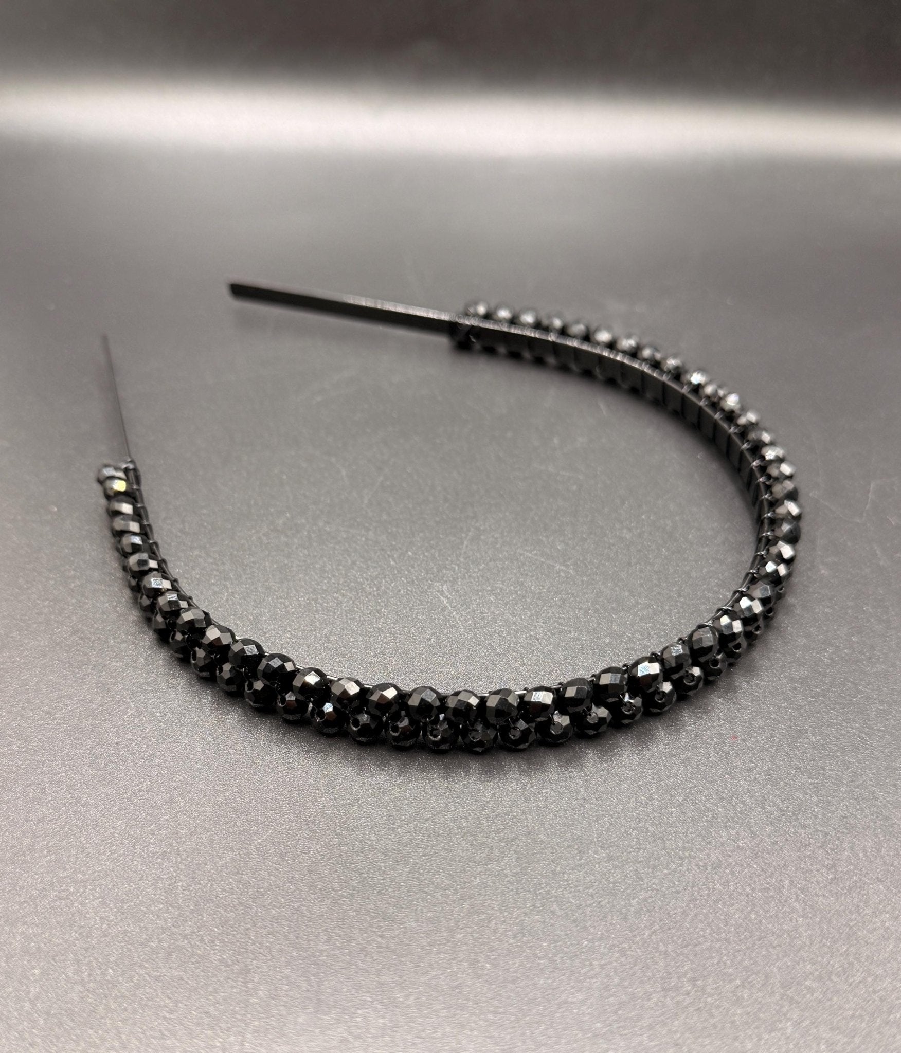 Schwarzer Kristall Braut Haarreif – Zarter handgefertigter Haarreif mit facettierten schwarzen Kristallen, eleganter Luxus Haarschmuck - AVYRAA BRIDAL