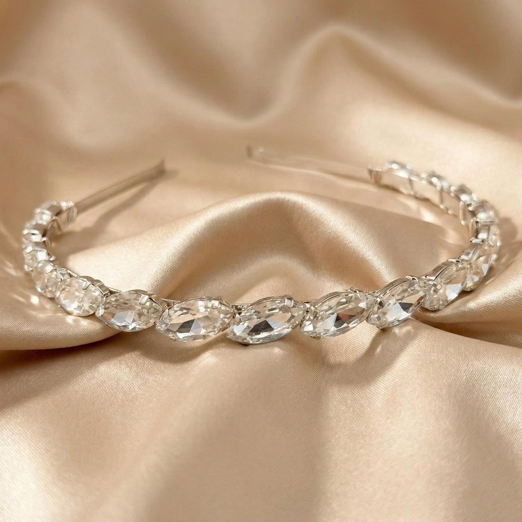 Silberne Braut Tiara mit klaren Kristallen und Perlen - AVYRAA BRIDAL