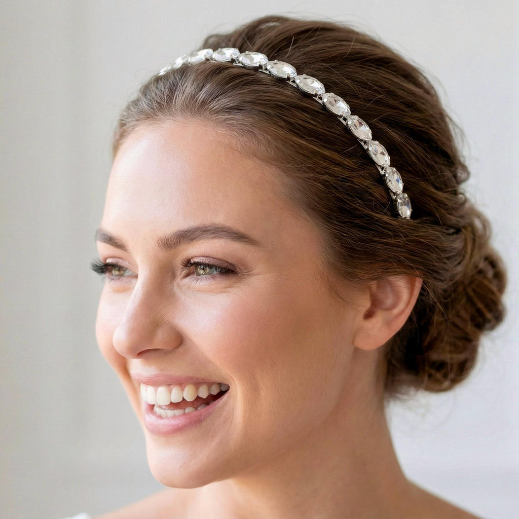 Silberne Braut Tiara mit klaren Kristallen und Perlen - AVYRAA BRIDAL