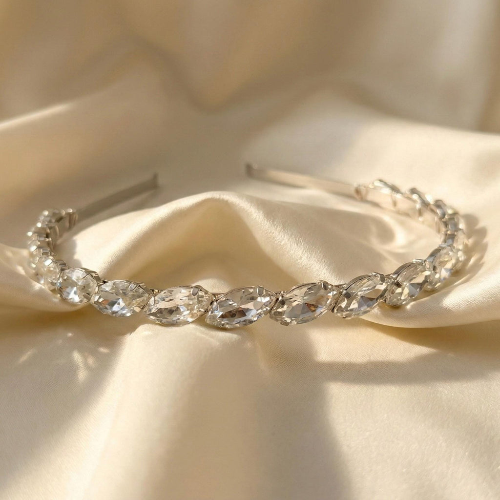 Silberne Braut Tiara mit klaren Kristallen und Perlen - AVYRAA BRIDAL