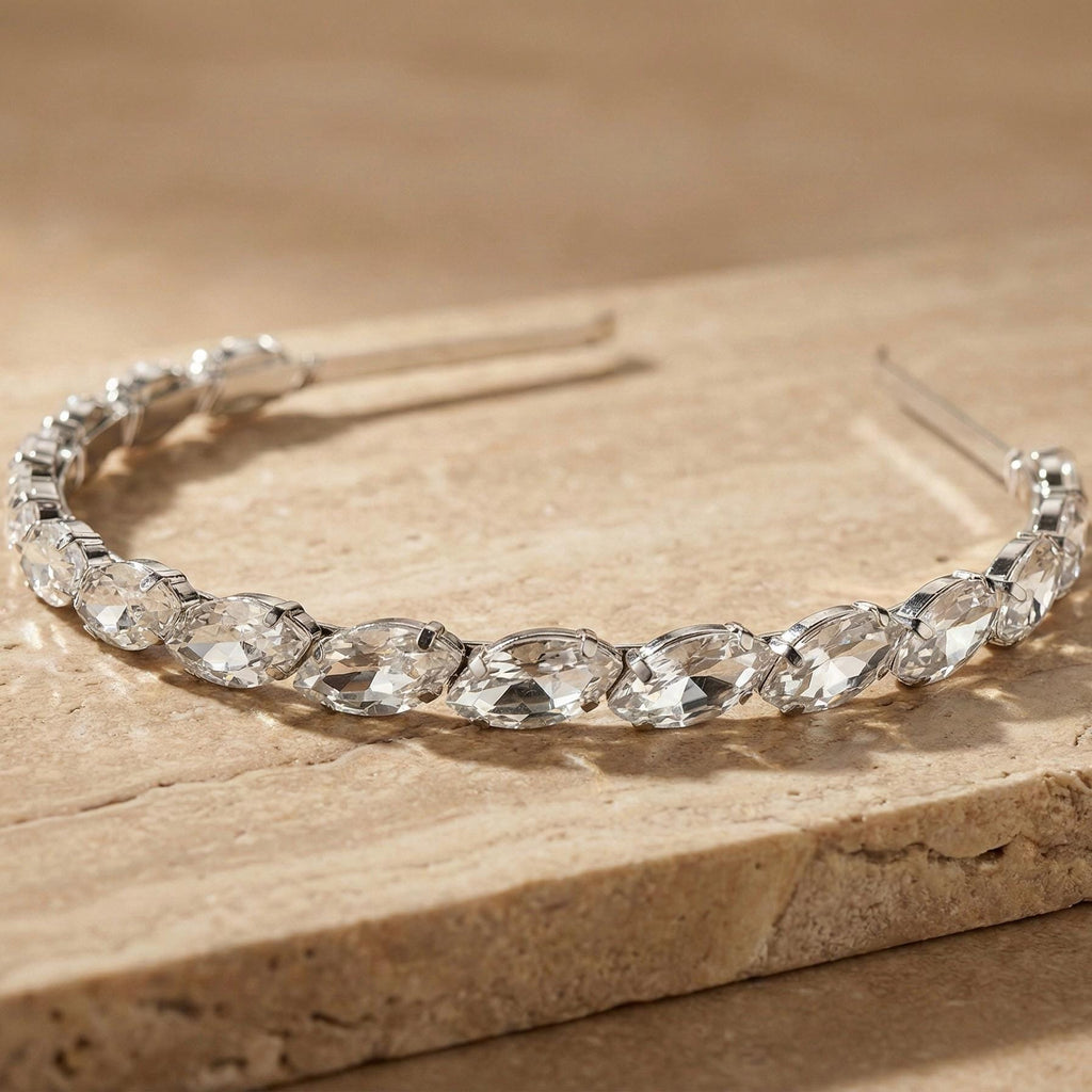 Silberne Braut Tiara mit klaren Kristallen und Perlen - AVYRAA BRIDAL