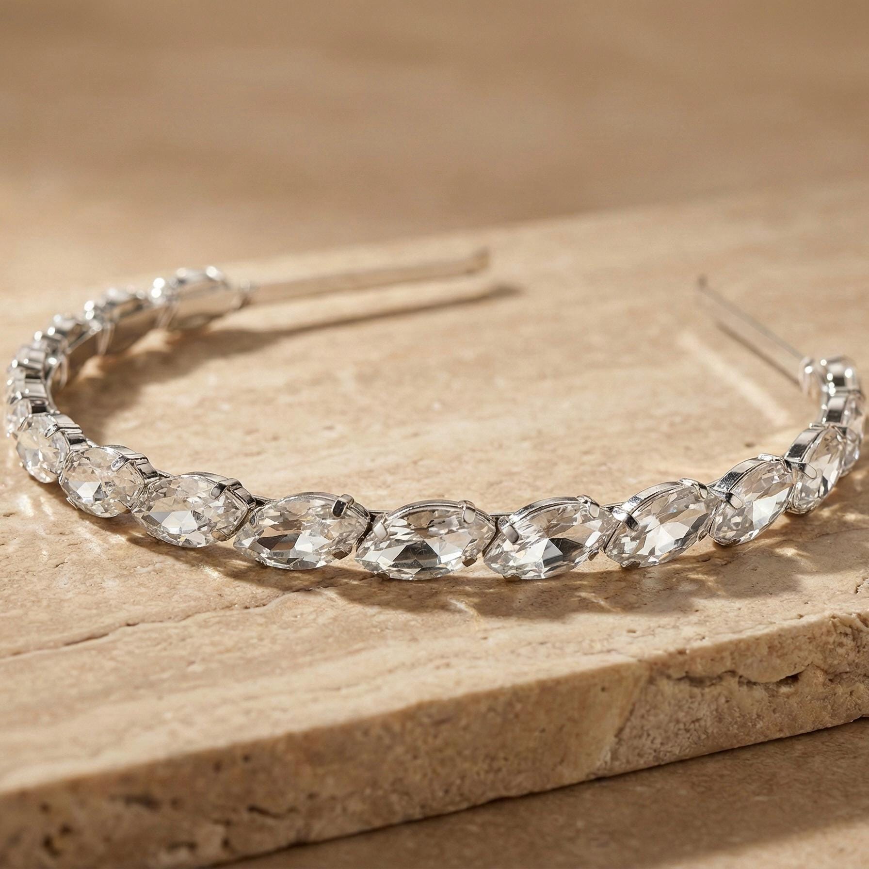 Silberne Braut Tiara mit klaren Kristallen und Perlen - AVYRAA BRIDAL