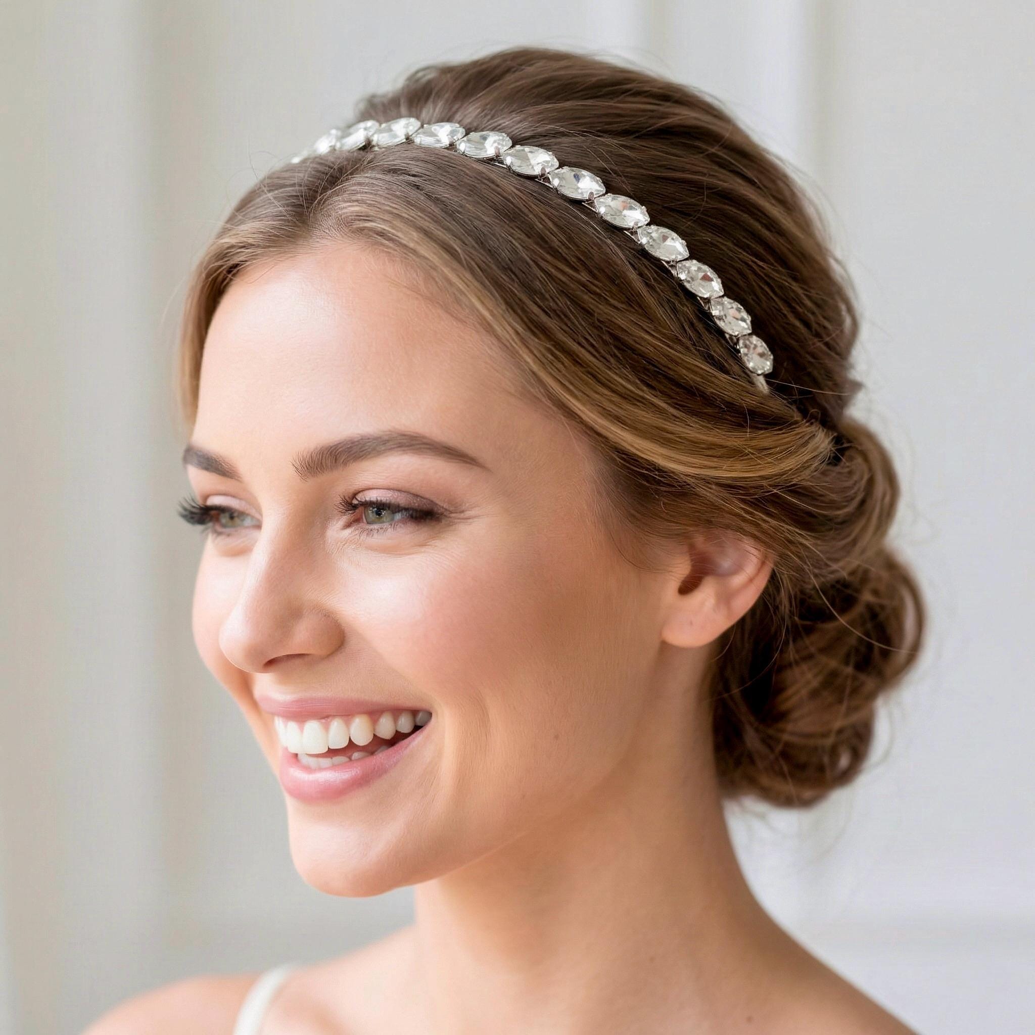 Silberne Braut Tiara mit klaren Kristallen und Perlen - AVYRAA BRIDAL