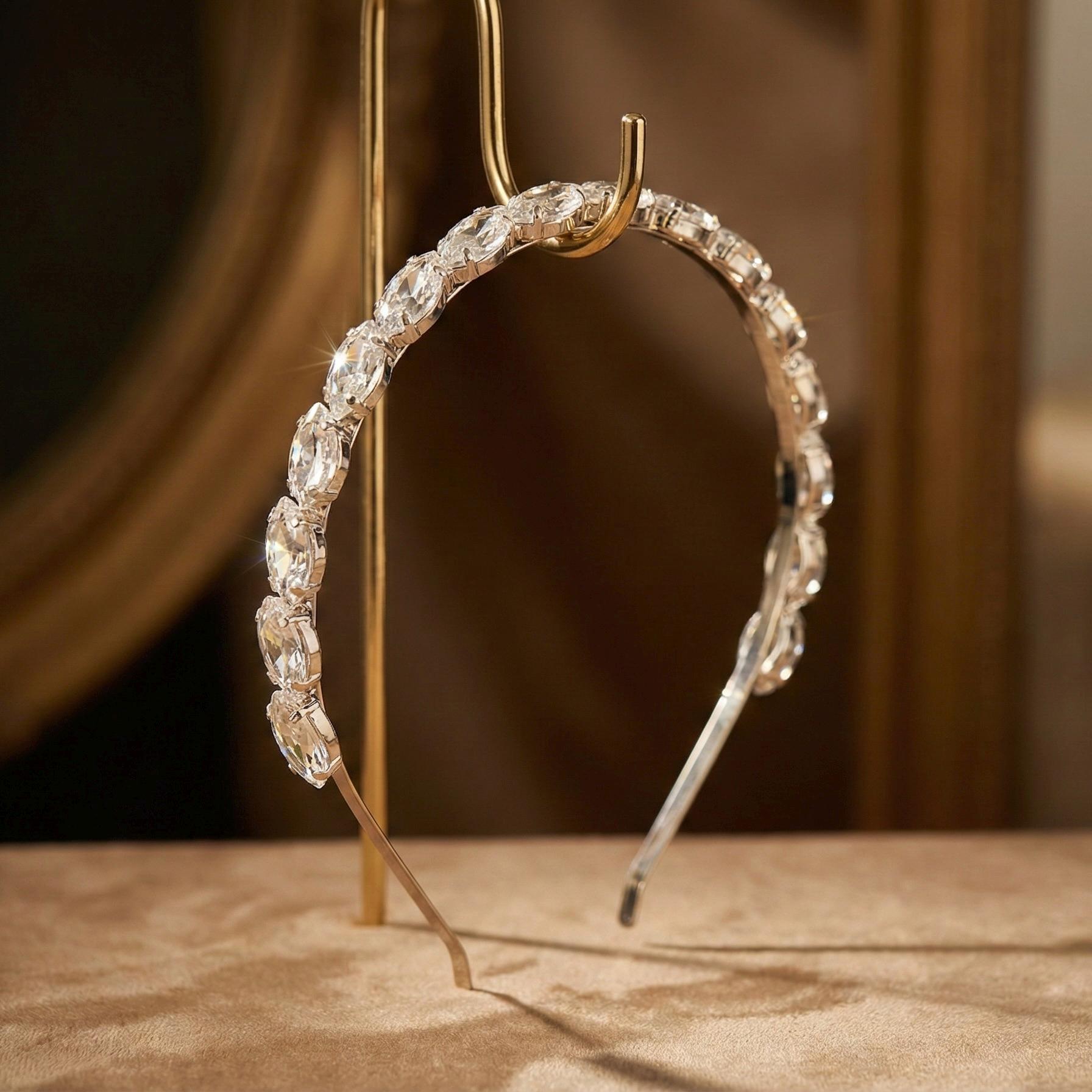 Silberne Braut Tiara mit klaren Kristallen und Perlen - AVYRAA BRIDAL